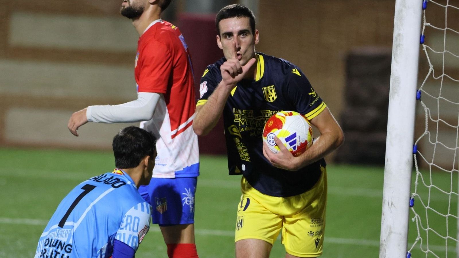 Álvaro García celebra un gol con el Mérida en la Copa del Rey.