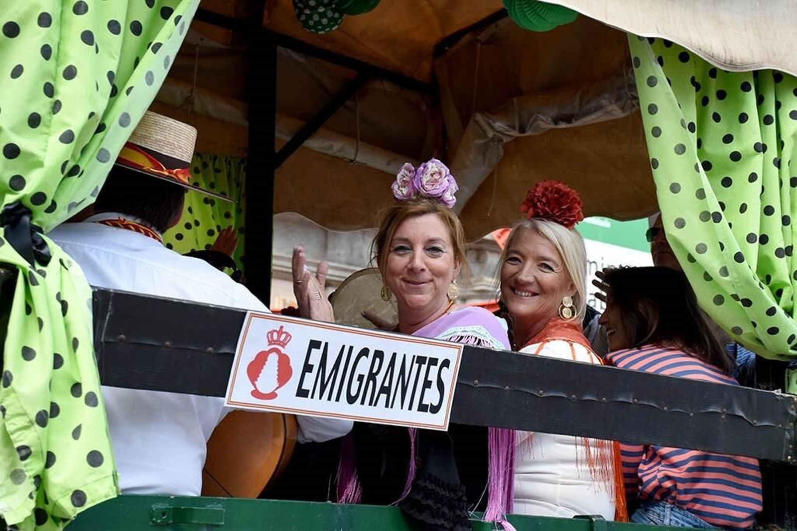 Imágenes de los peregrinos de la Hermandad de Emigrantes en su salida por las calles de Huelva