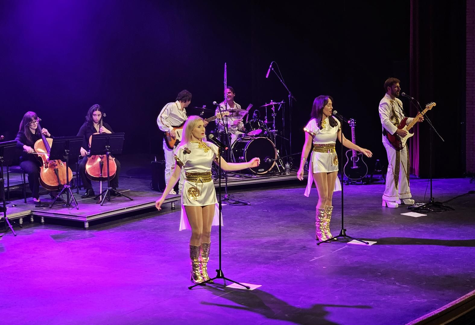 El grupo eslovaco Abborn haciendo las canciones de ABBA.