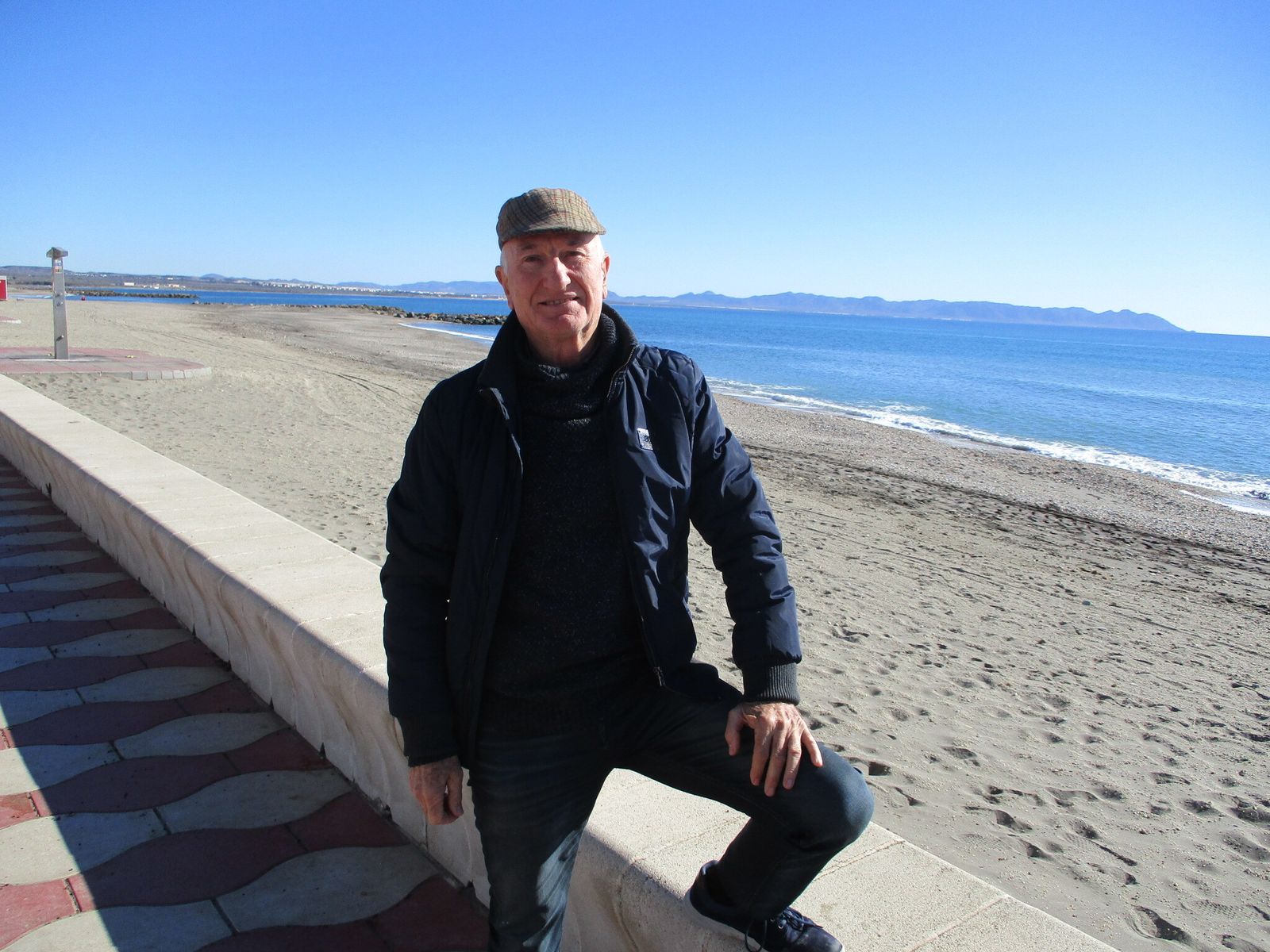 Pedro Giménez en la playa de Costacabana, donde vive desde su jubilación.