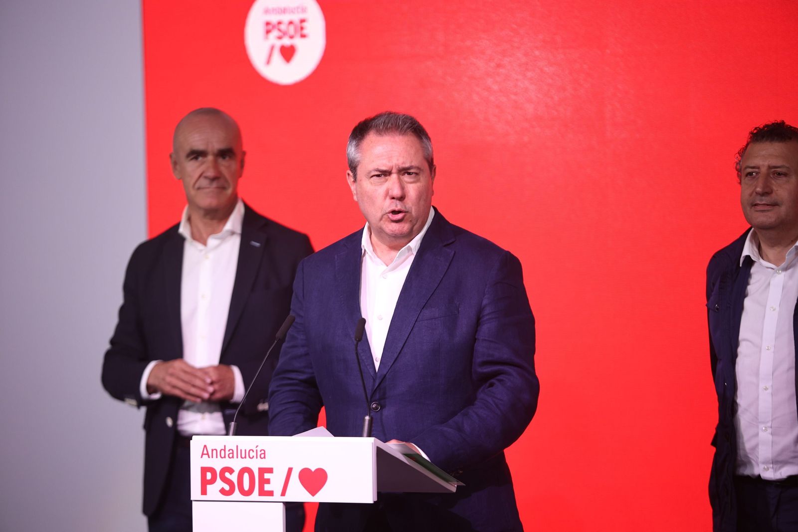El líder del PSOE-A, Juan Espadas, con Antonio Muñoz y Javier Fernández, el pasado domingo.