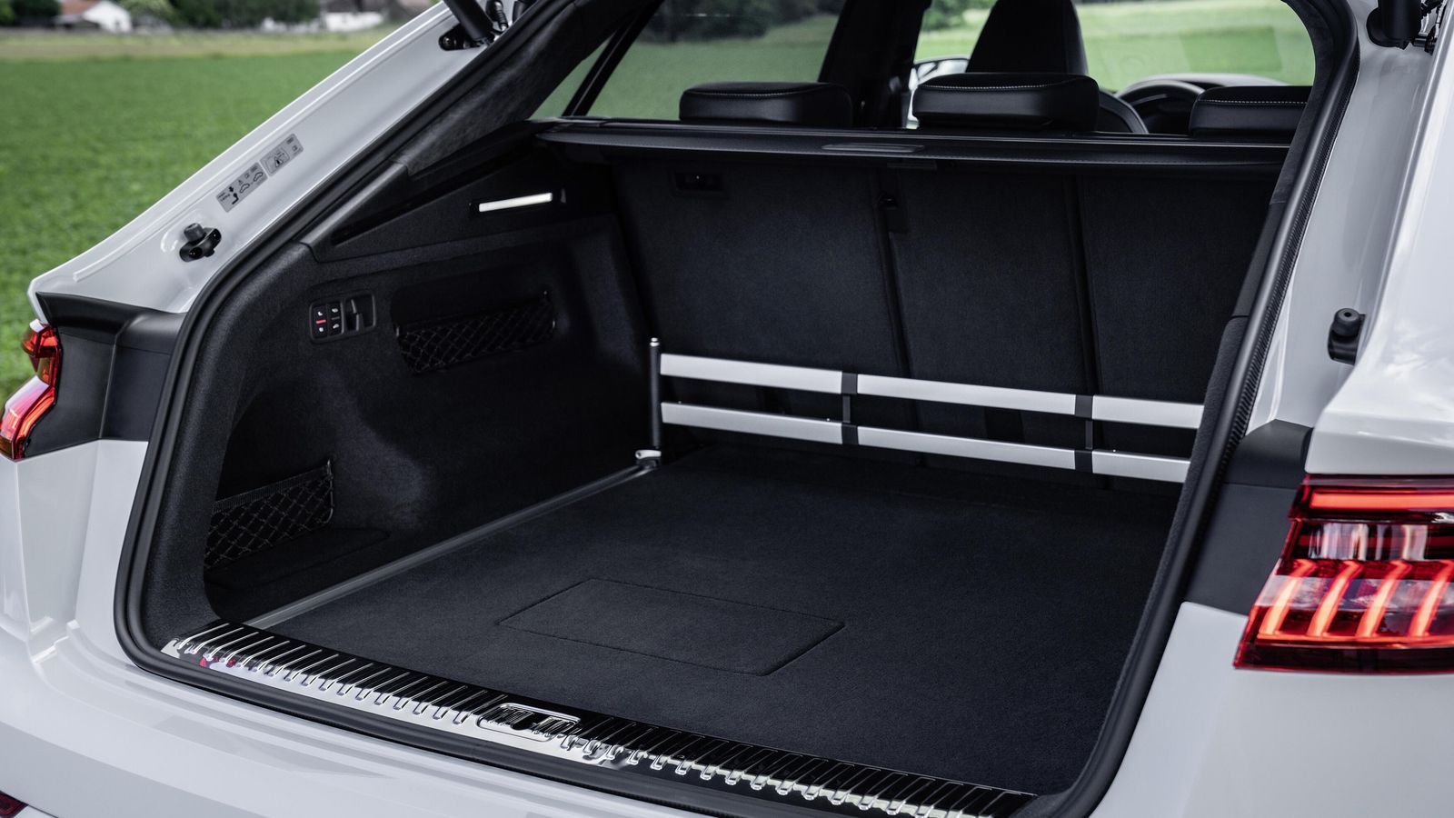 La batería de iones de litio se encuentra situada bajo el piso del maletero. Este tiene una capacidad ligeramente inferior (100 litros) que los Audi Q8 más capaces. La batería de iones de litio se encuentra situada bajo el piso del maletero. Este tiene una capacidad ligeramente inferior (100 litros) que los Audi Q8 más capaces.