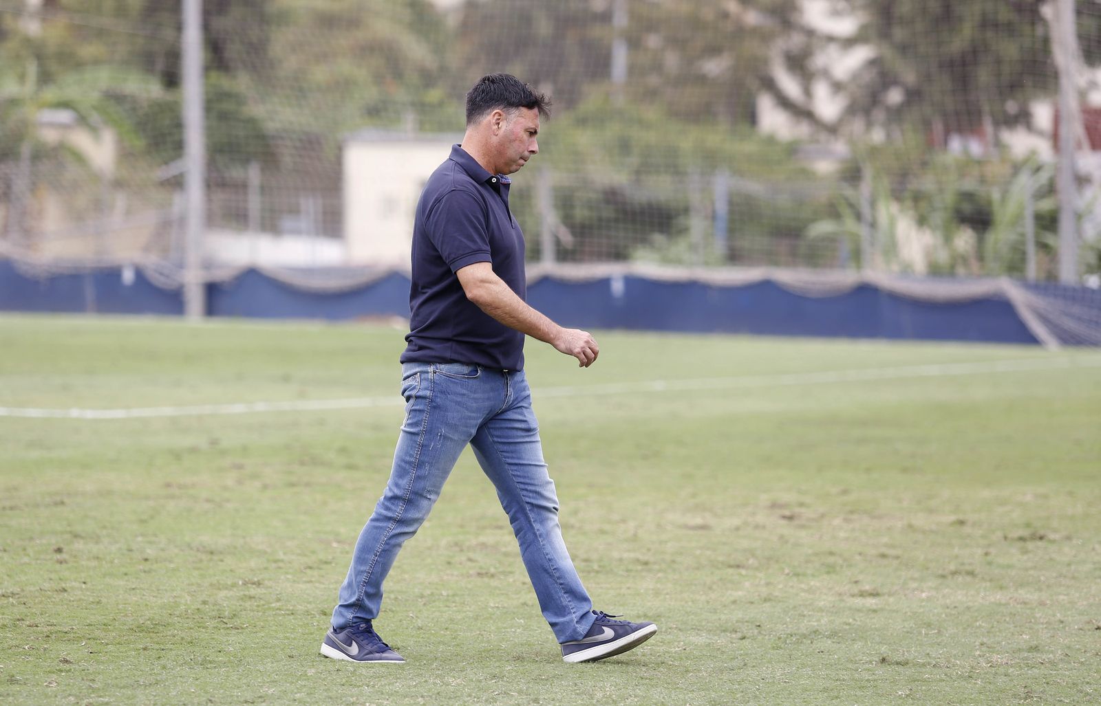 Manolo Sanlúcar camina sobre el césped al término del encuentro.