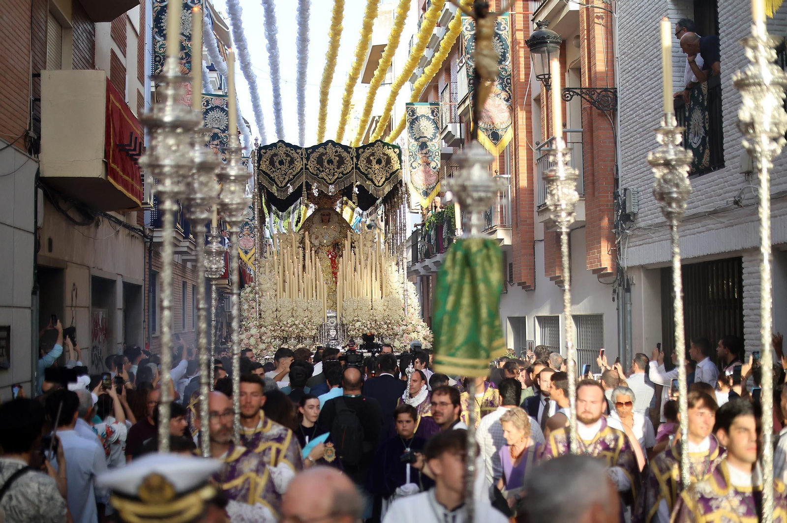 Imágenes de la procesión extraordinaria de la Virgen de la Esperanza por las calles de Huelva