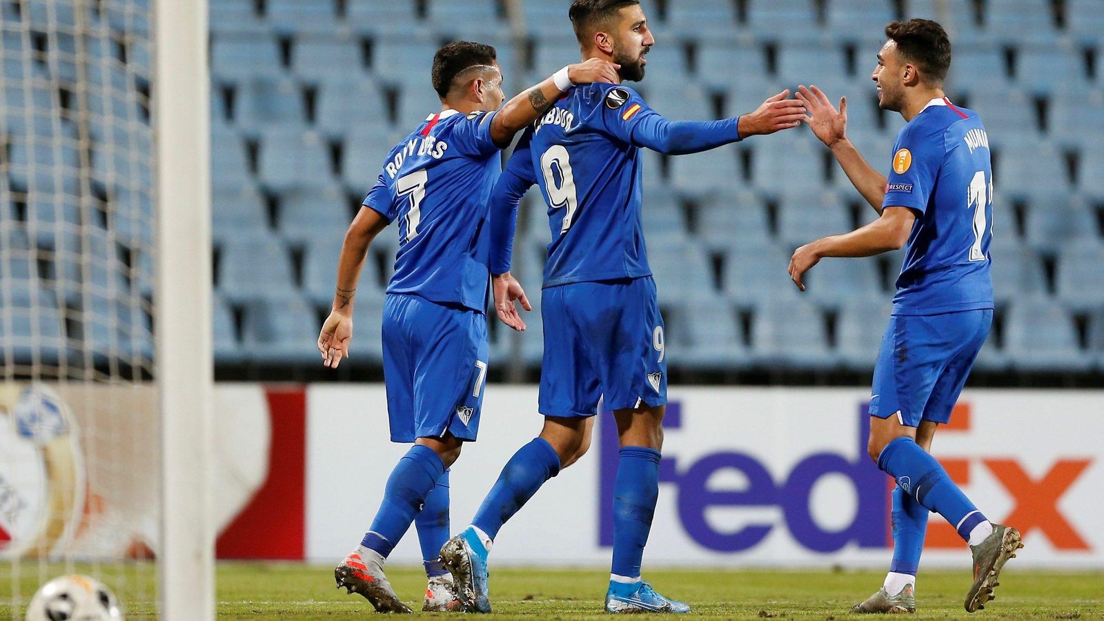 Rony Lopes (i) y Munir (d) felicitan a Dabbur (c) en uno de sus dos tantos.