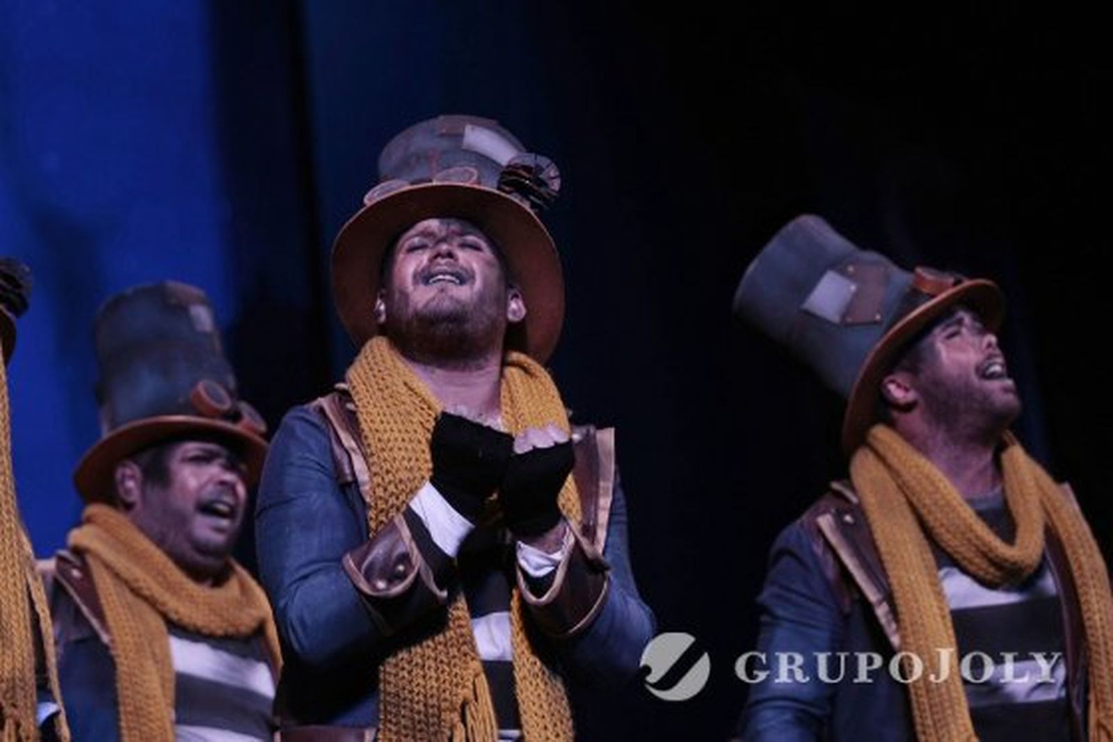 Los chicos del tejado.

Foto: Fito Carreto · Julio Gonzalez · Lourdes de Vicente