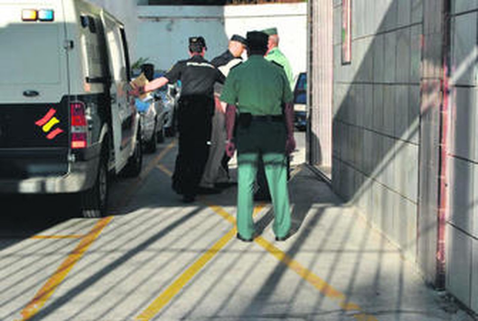 La Policía Nacional custodió ayer al presunto homicida a la entrada a los juzgados de Torremolinos.