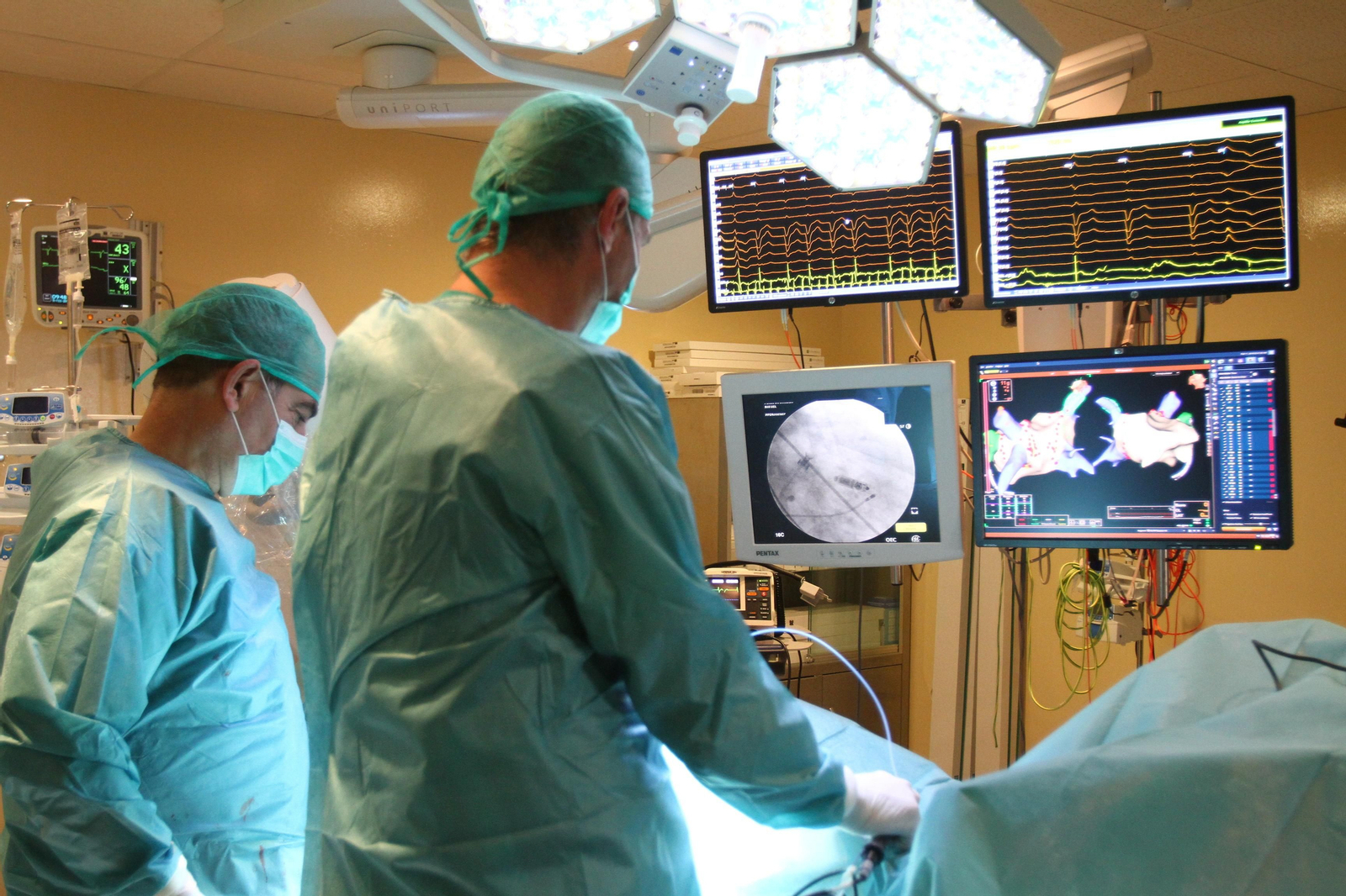 El Hospital Juan Ramón Jiménez implanta los dos primeros marcapasos sin cable en pacientes onubenses