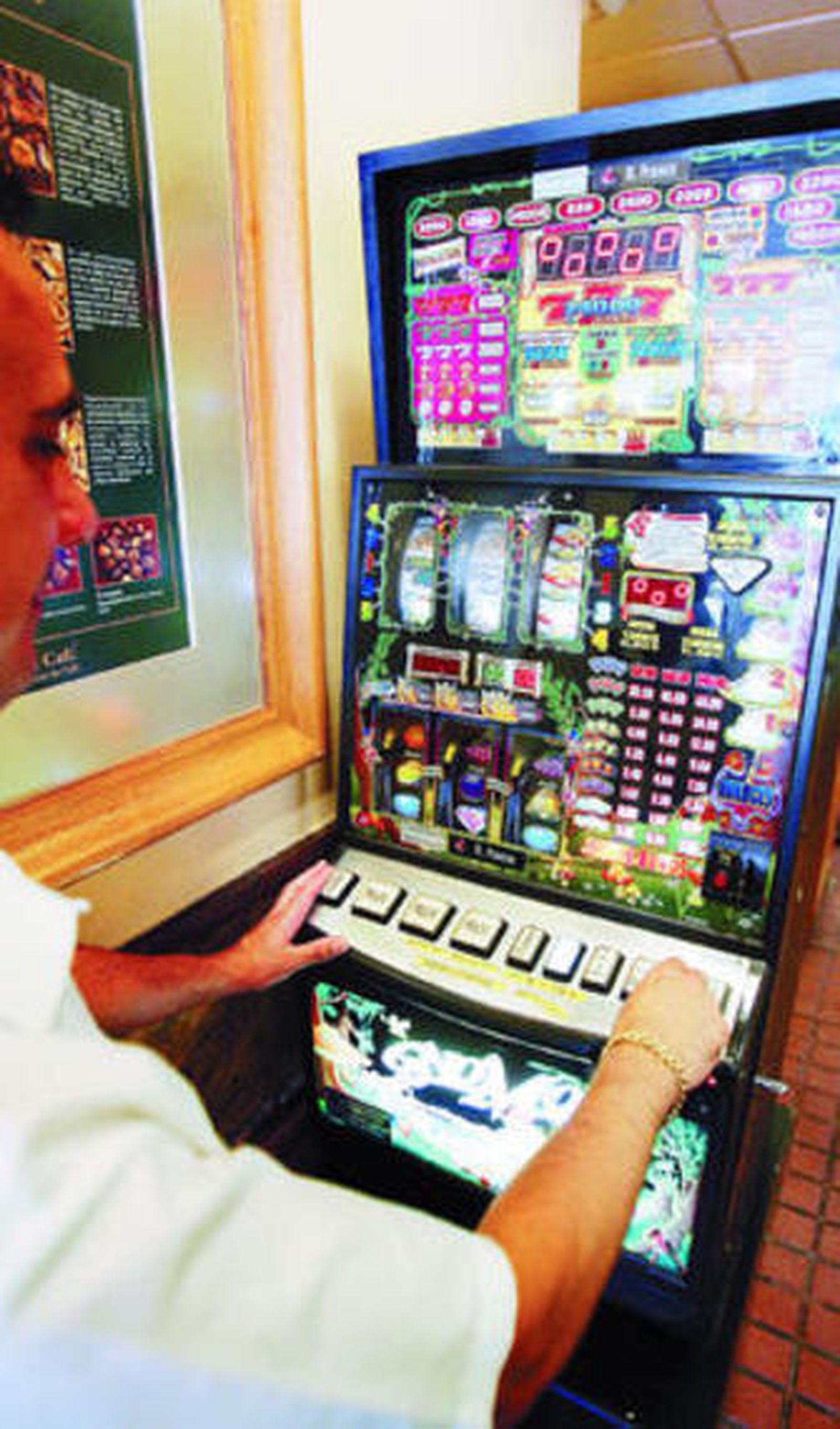 La máquinas tragaperras lideran el gasto en juego de los almeriense.