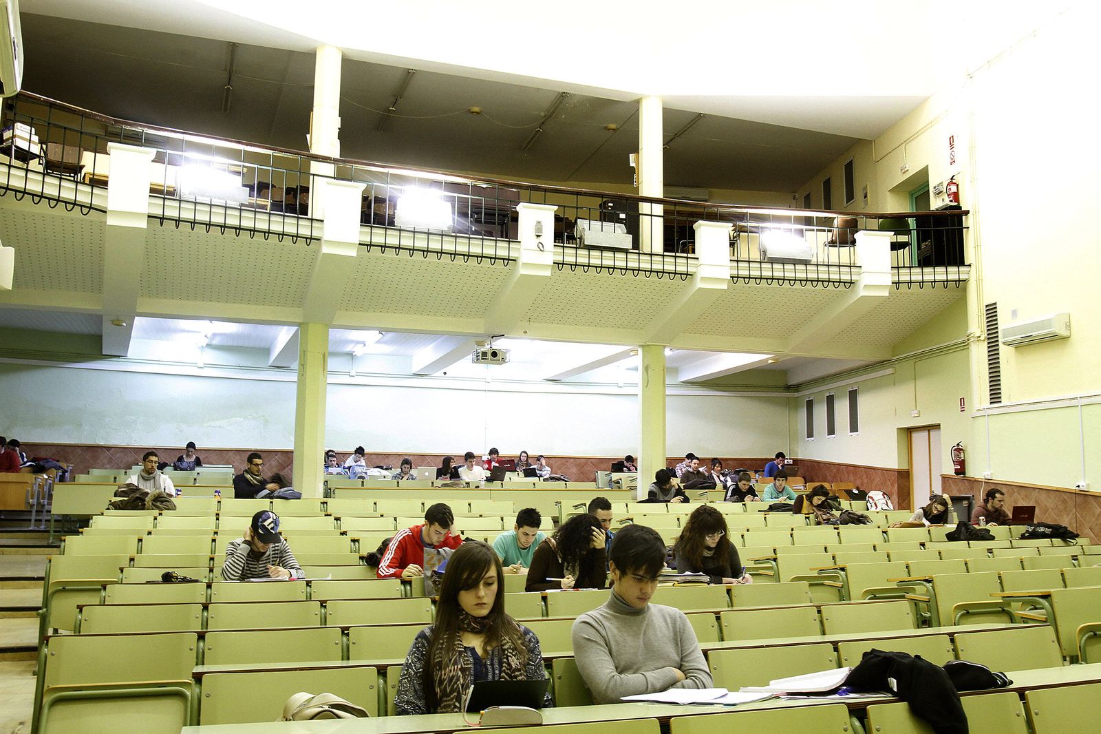 Alumnos estudian en el Aula Magna del Aulario Simón Bolívar