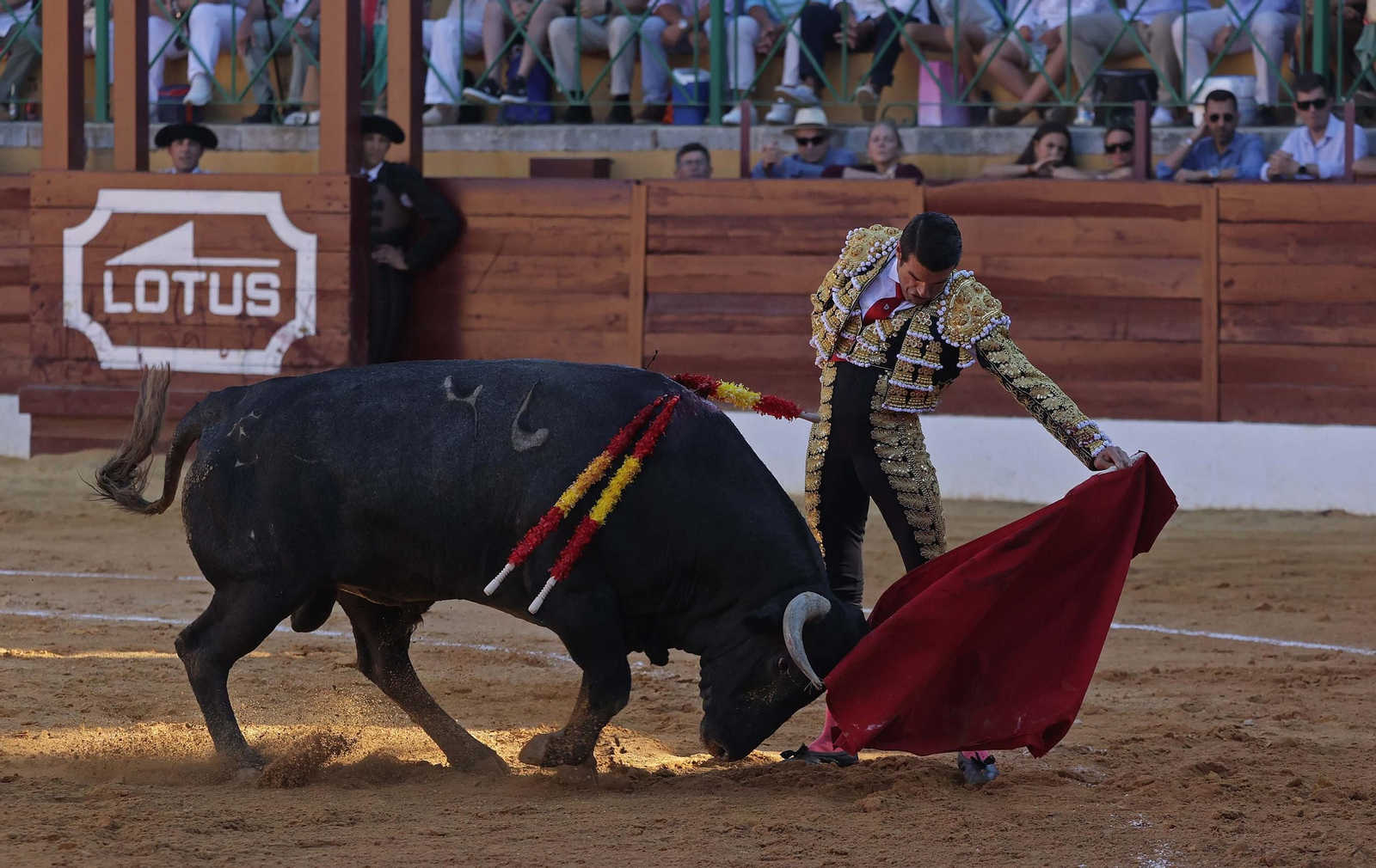 Fotos de la corrida del domingo de la Feria de La Línea: Emilio de Justo y David Galván