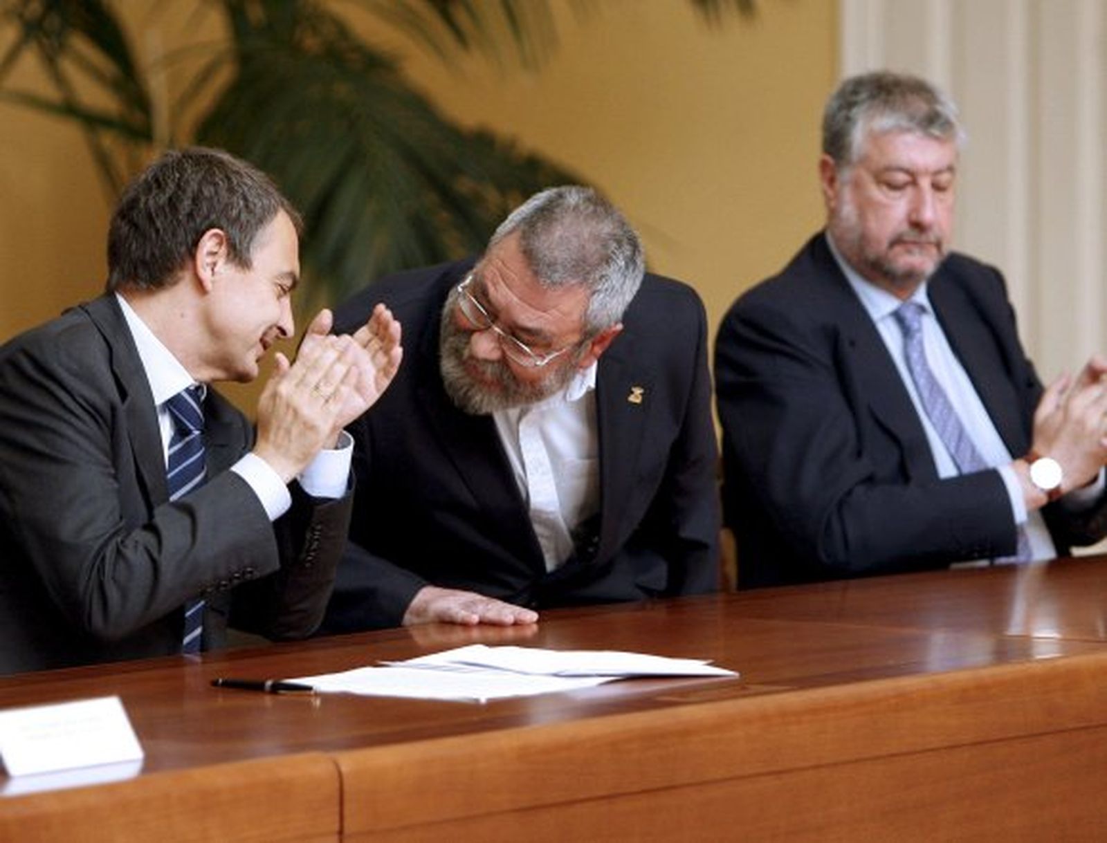 Zapatero dice que el acuerdo social da confianza para "remontar" las dificultades económicas