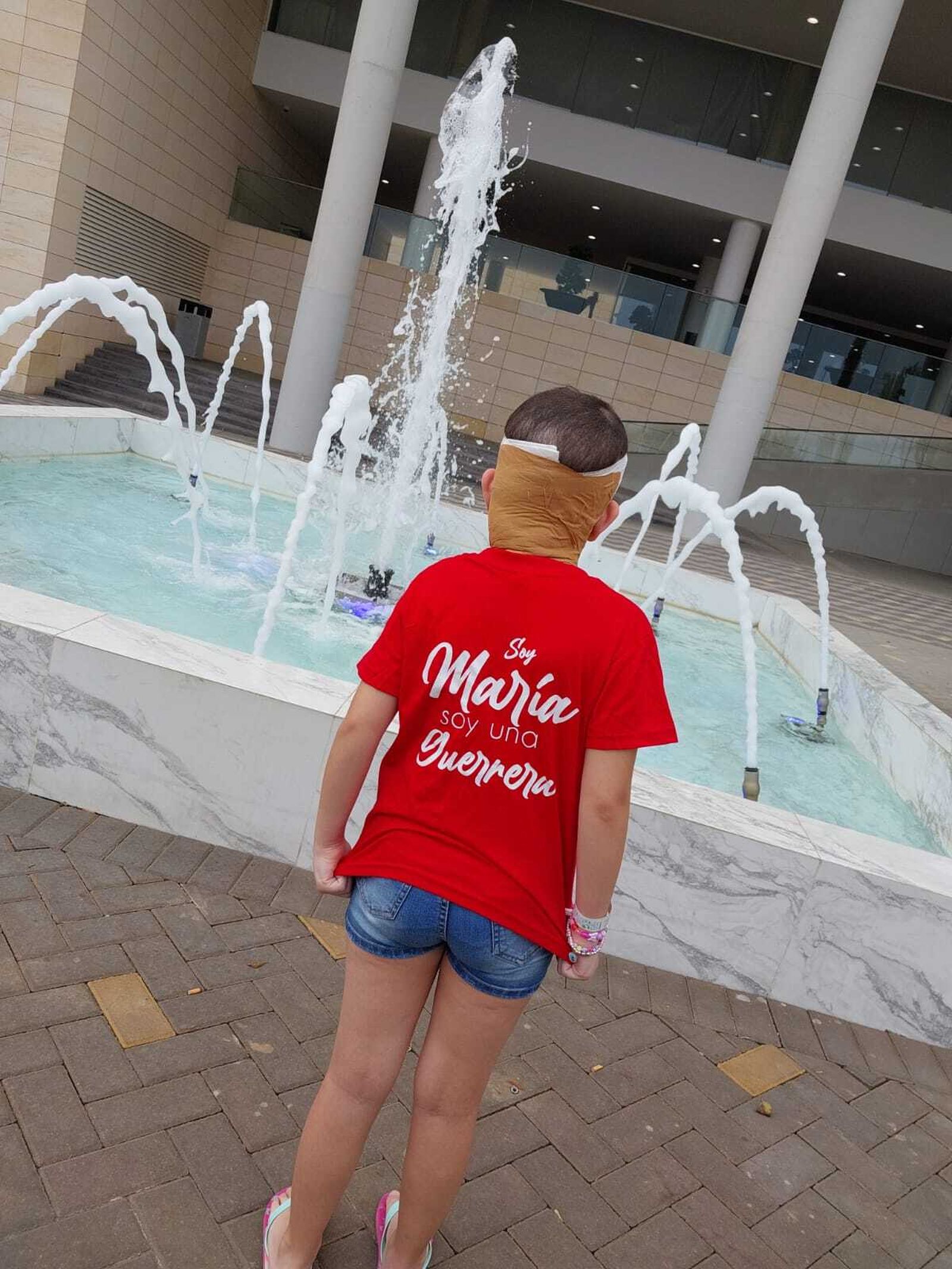 María es una guerrera y su camiseta habla por sí sola.
