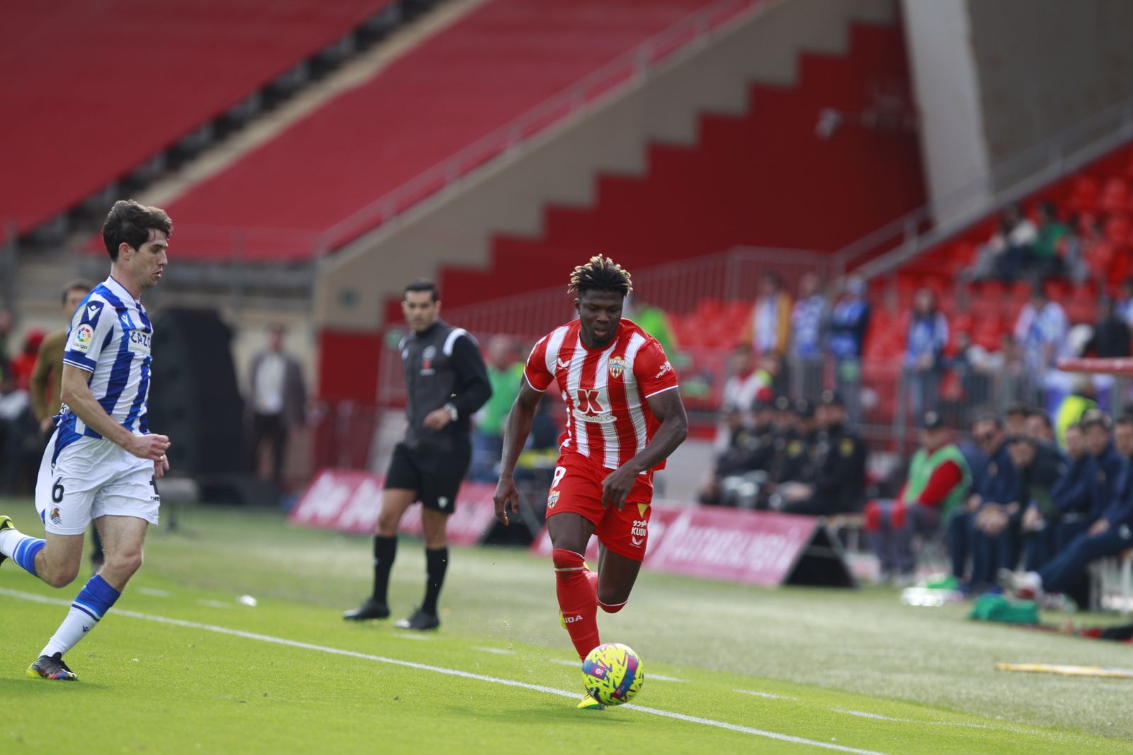 El Bilal Touré se marcha en carrera de un rival en un partido ante la Real Sociedad de la temporada pasada.