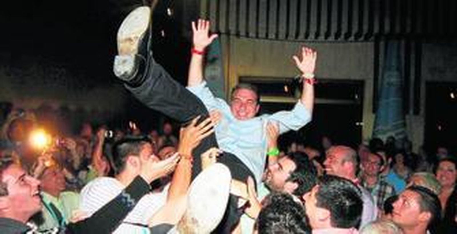 Los populares mantean a Bendodo, ayer, al filo de la madrugada, en la sede del PP.