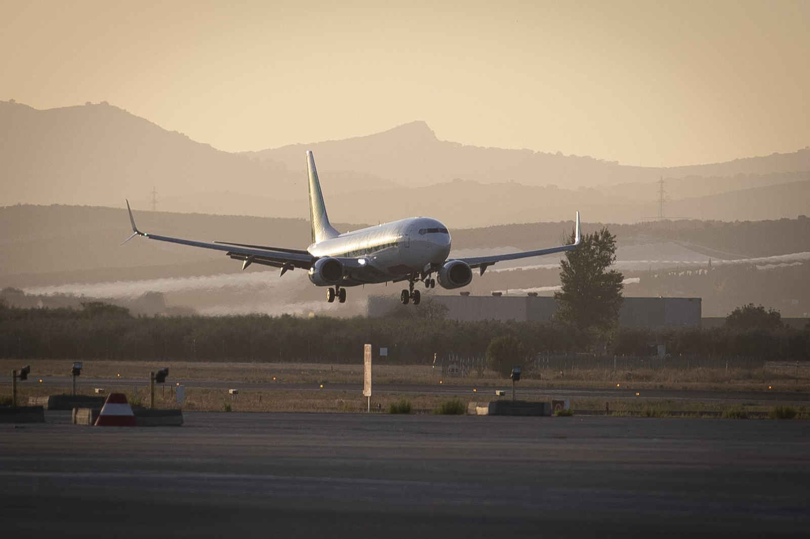 Llegada al aeropuerto el primer vuelo entre Amsterdam y Granada