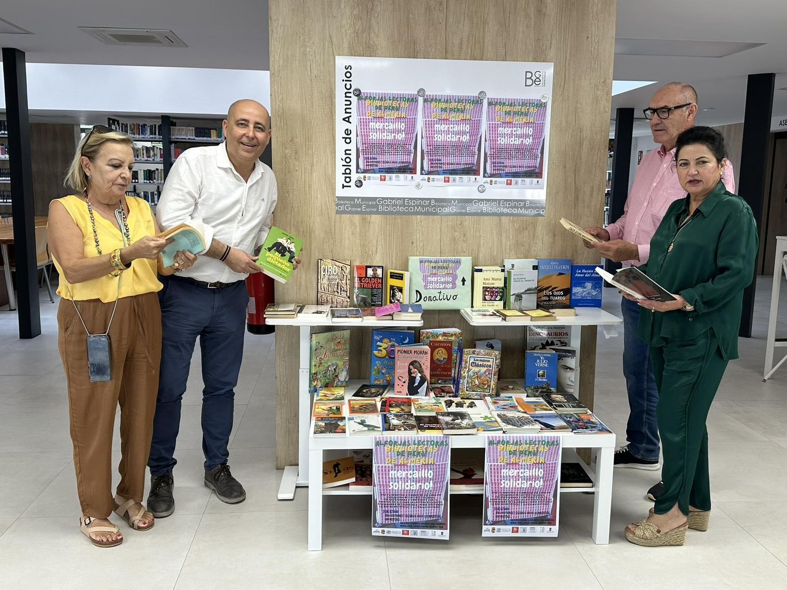 Un mercadillo ubicado en la biblioteca entrega libros a cambio de donativos para una causa benéfica.