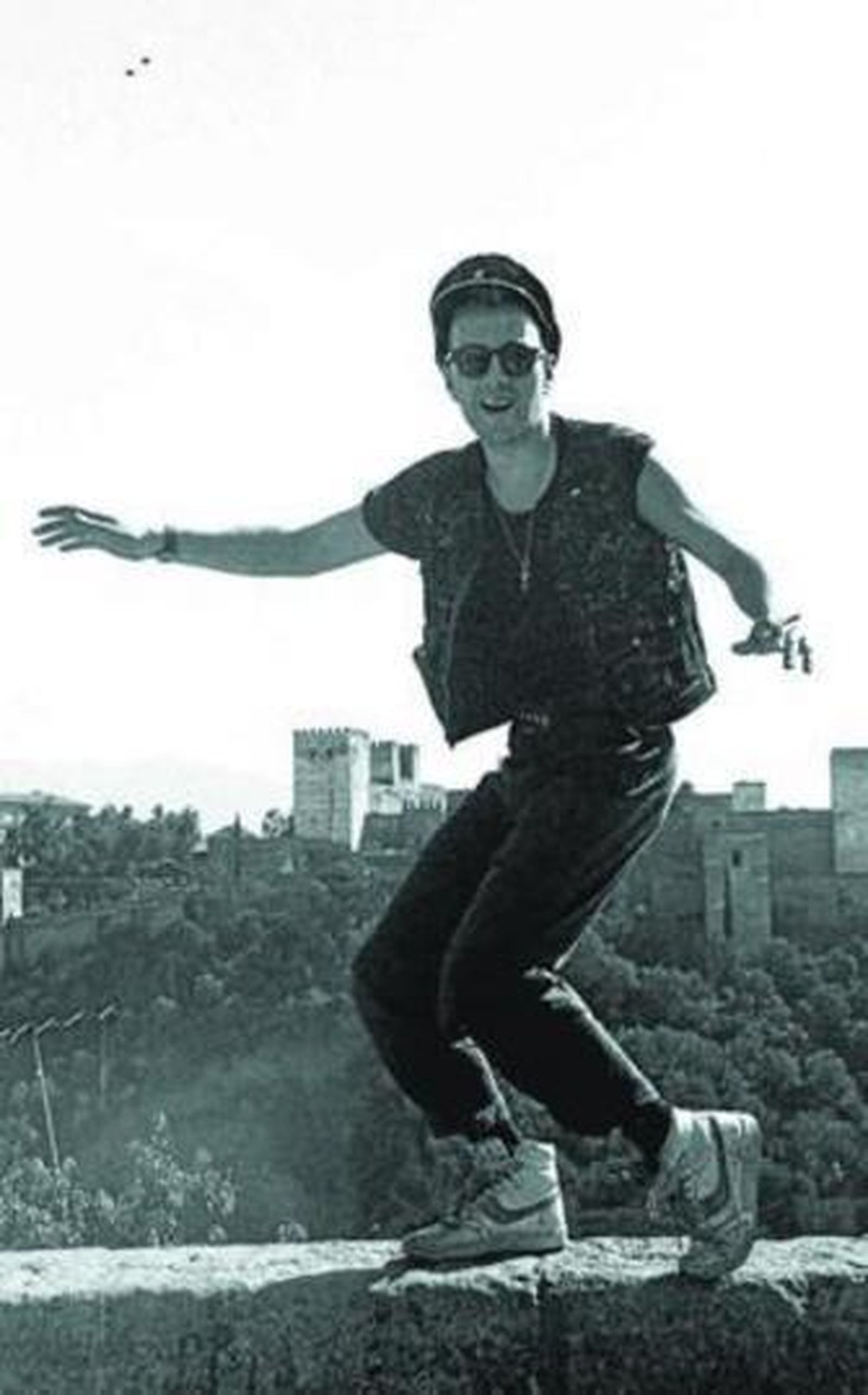 Icono. Joe Strummer, con la Alhambra al fondo y en una típica calle de la ciudad, con su gorra de cuero y sus zapatillas de baloncesto.