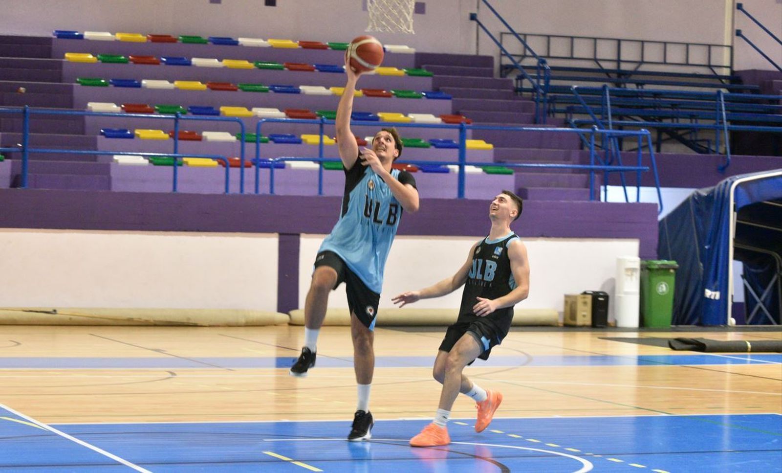Álex Valor anota ante la mirada de Thomas Yome en un entrenamiento