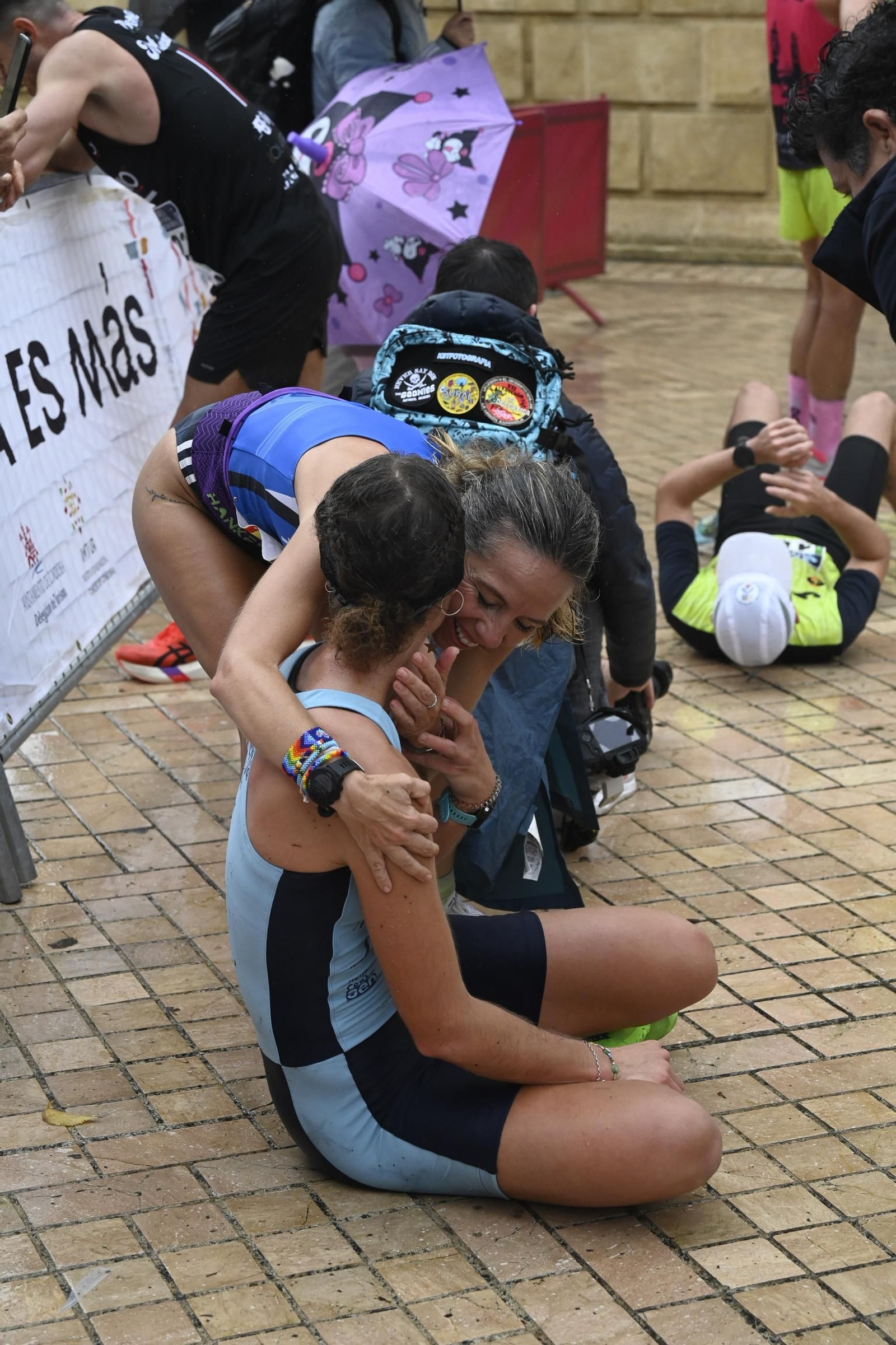 Emoción en la Puerta del Puente: las fotos de la línea de meta en la Media Maratón de Córdoba 2025