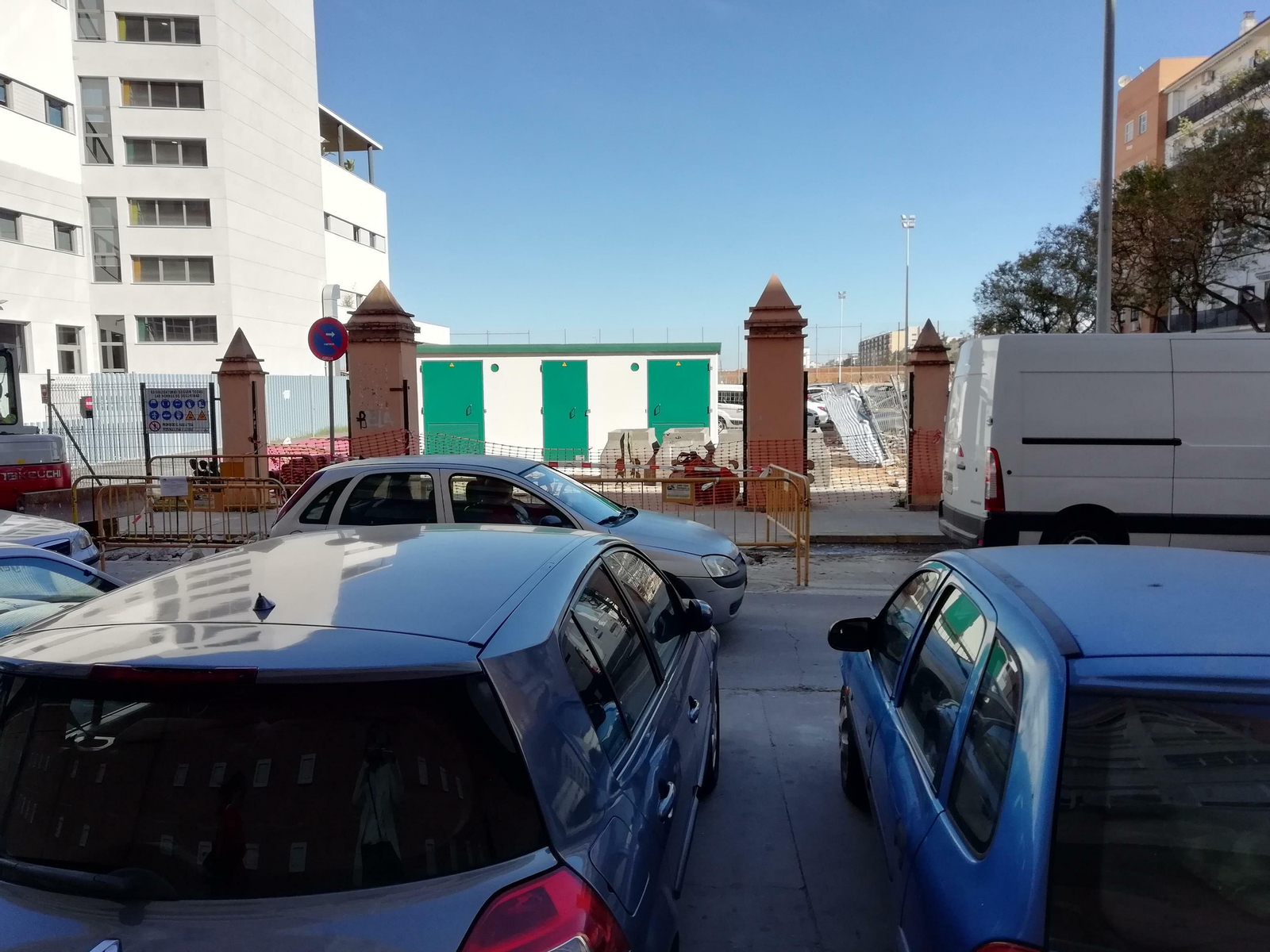 centro de transformación en el solar habilitado como parking.