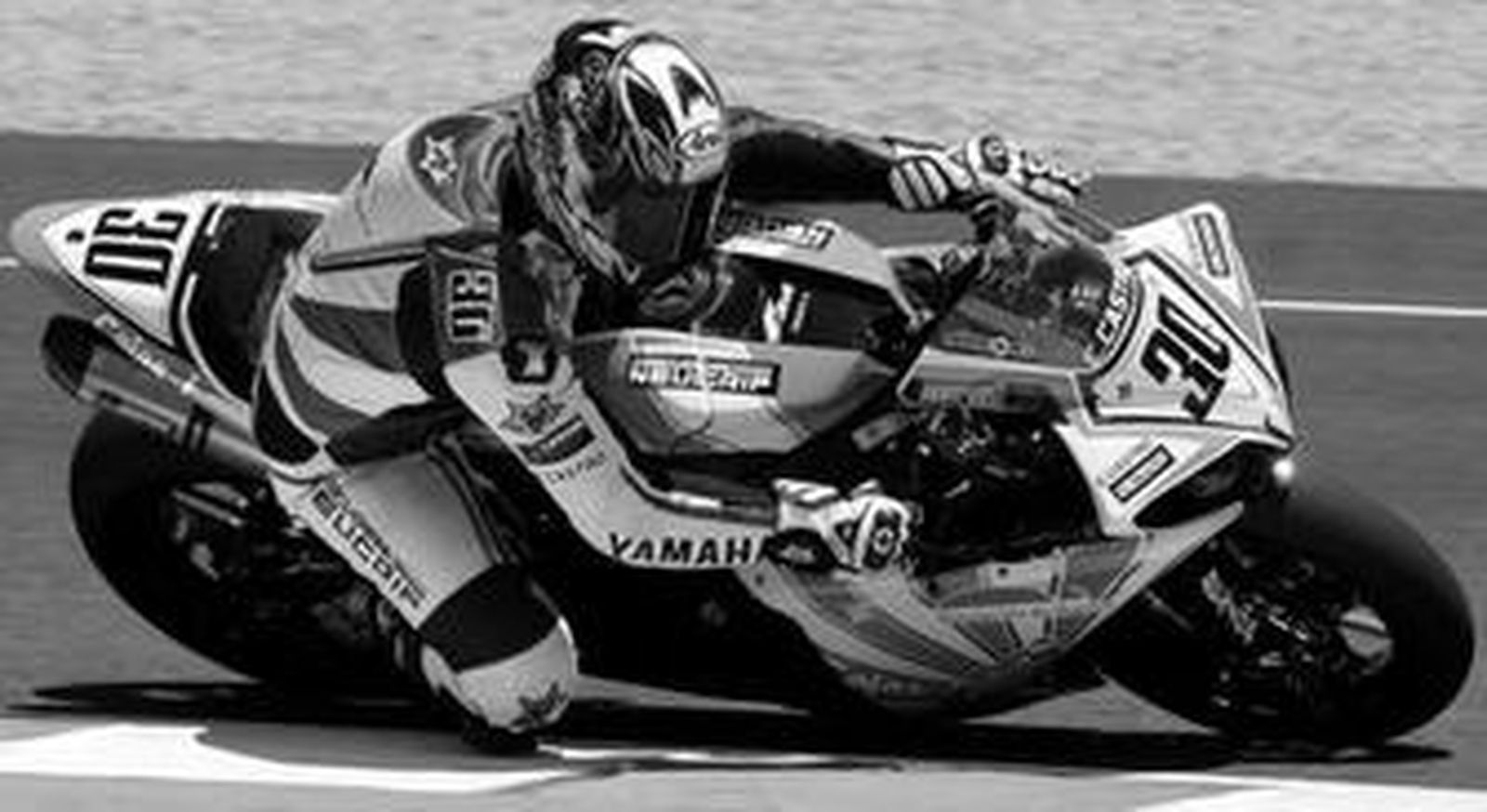 1. José Luis Cardoso, que apuesta por ganar y continuar líder de su categoría, negocia una curva. 2. Dani Arcas, del AJR La Selva Circuit, se tumba en una curva a la derecha 3. La dureza de los entrenamientos provocó que más de un piloto llegase a su box muy cansado.  4. Algunos aficionados que asistieron ayer a la sesión de calificación para las carreras de hoy aprovecharon la oportunidad para comprar algún recuerdo. 5. El box del sevillano Cardoso se convirtió en un hervidero cuando concluyó la primera tanda de entrenamientos, con los mecánicos intentando solucionar los problemas.	 FOTOS: VANESA LOBO.