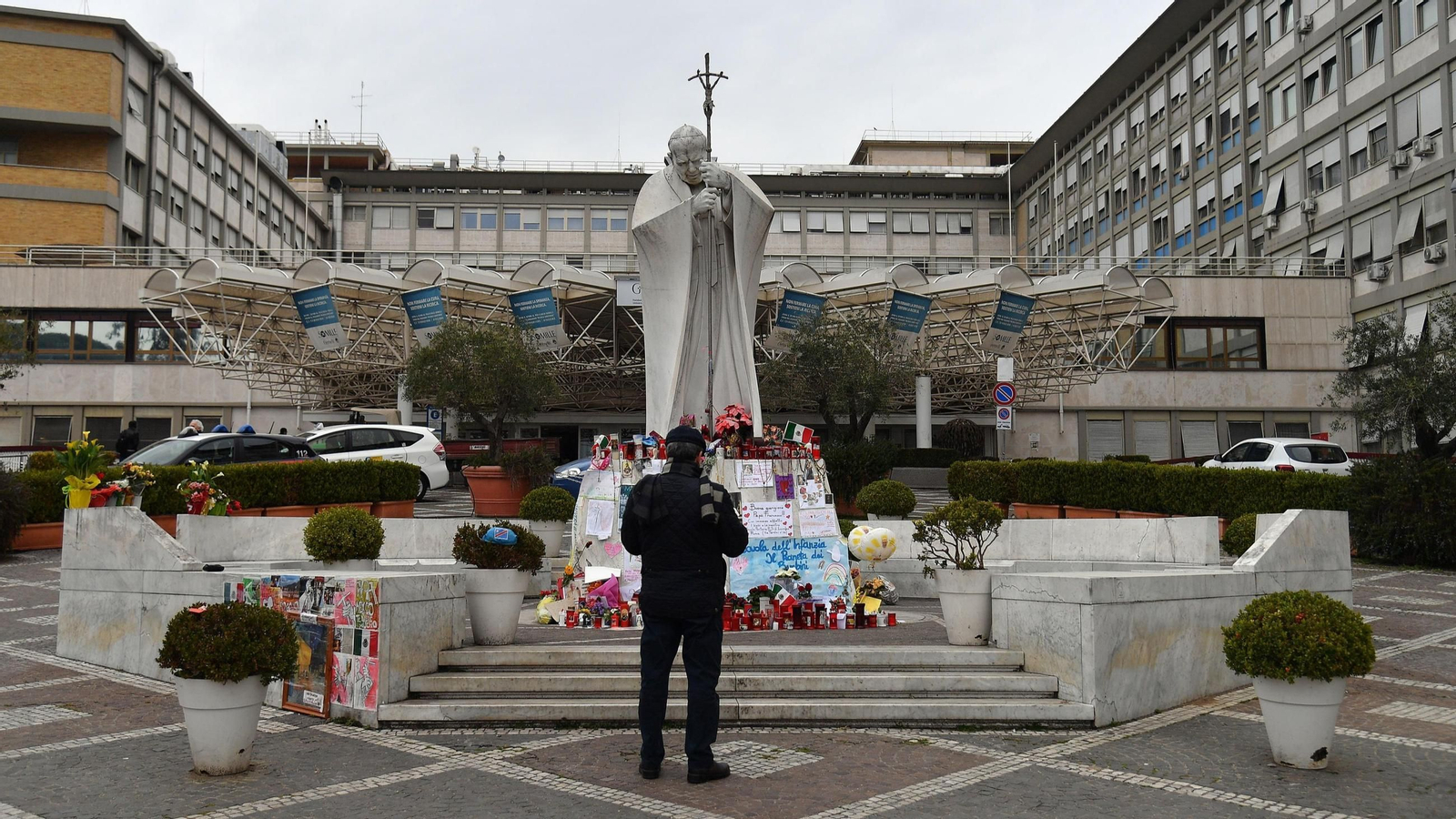 Exterior del hospital Gemelli de Roma, donde el Papa permanece ingresado por sus problemas respiratorios