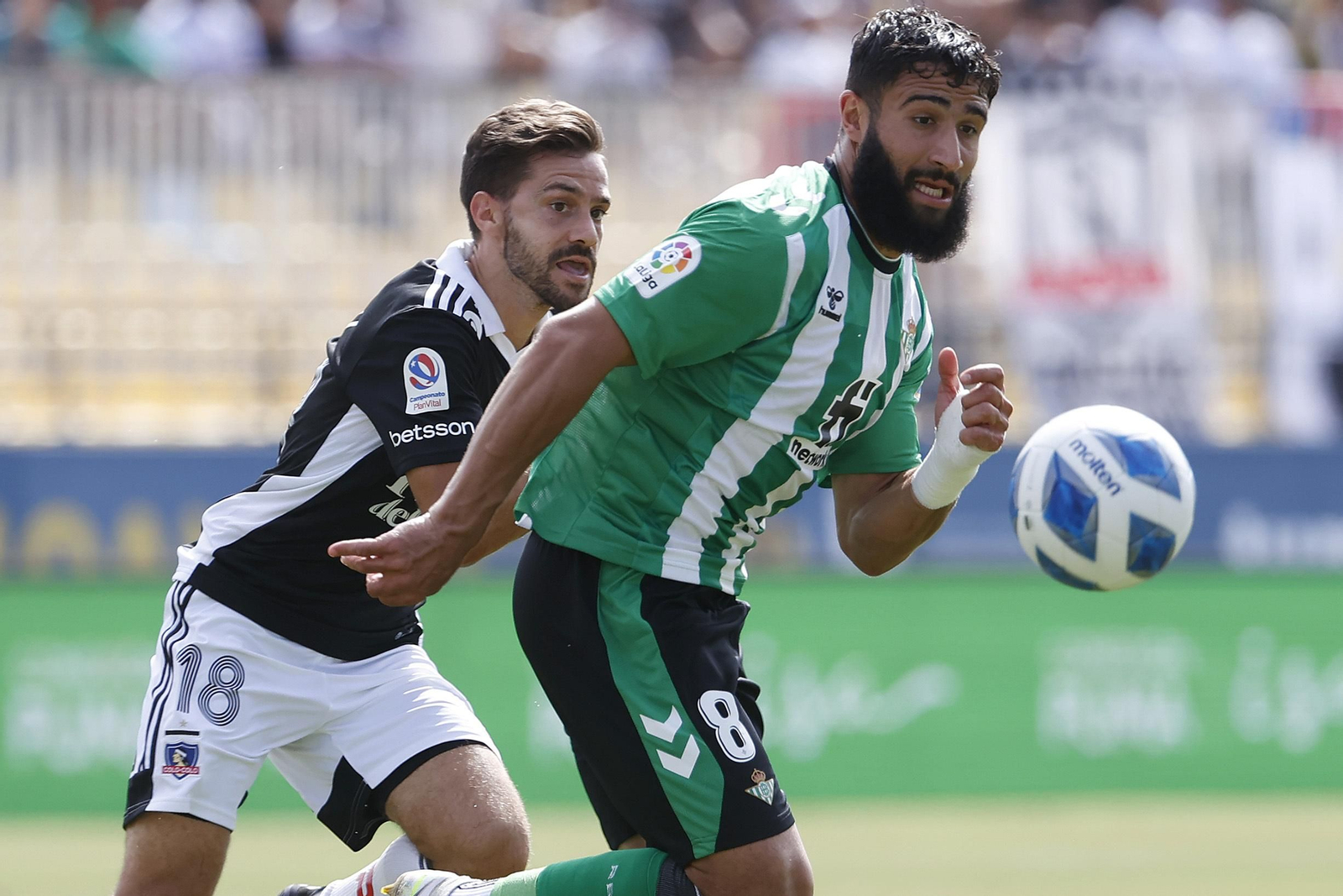 Fekir es presionado por Bouzat en un lance del partido en Viña del Mar.