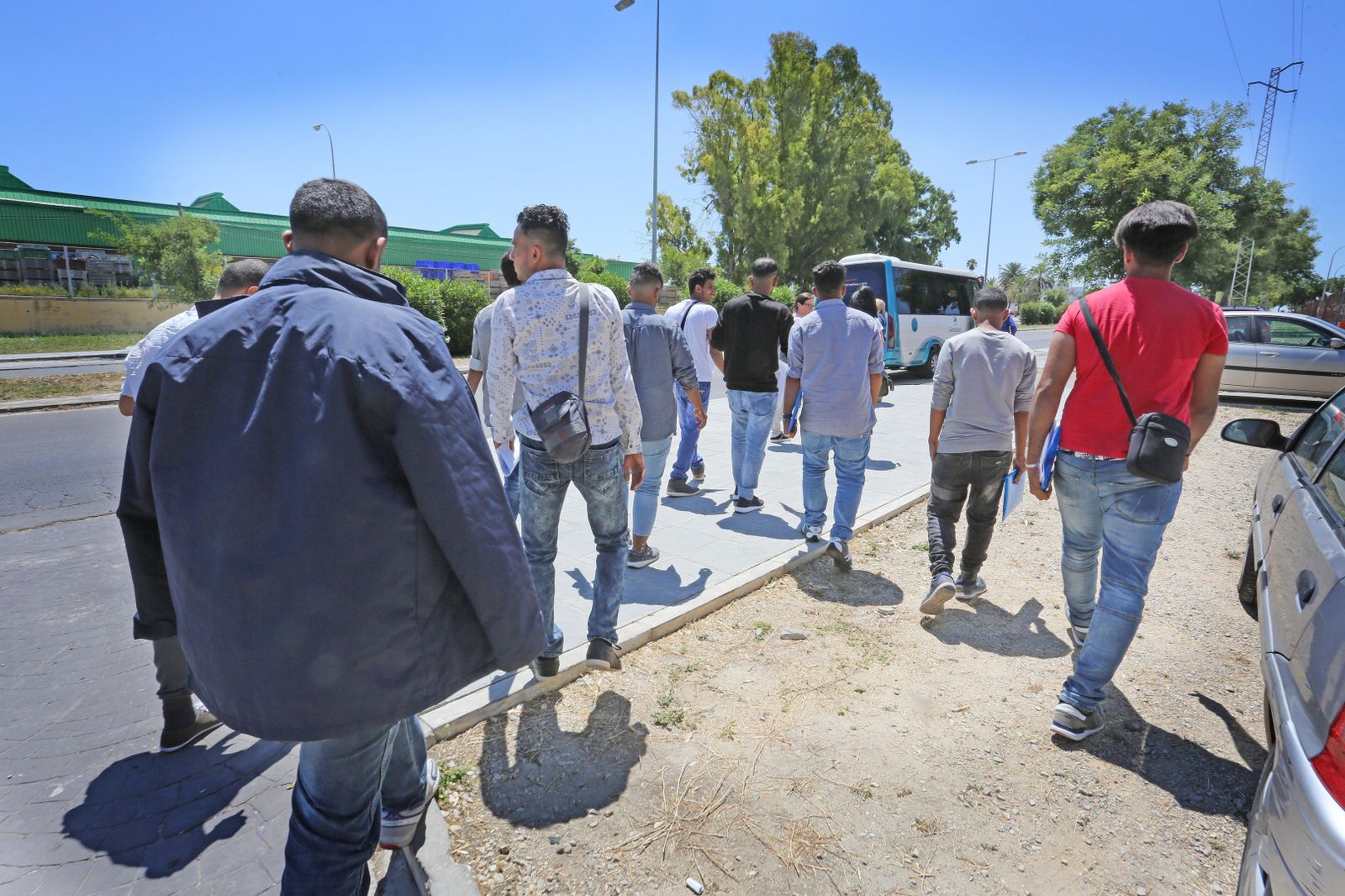 Los once hombres solicitantes de protección internacional, ayer, antes de subir al autobús que los trasladó a los pisos en San Fernando de Tharsis Betel.