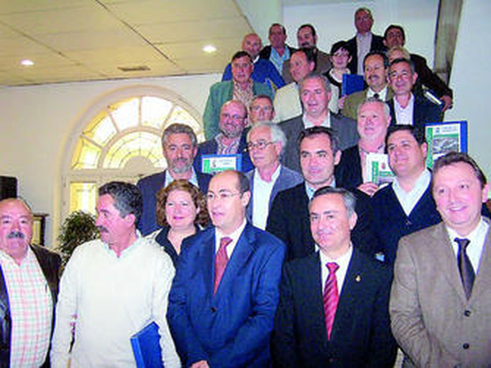 El subdelegado, Miguel Corpas, el presidente de la Diputación, Juan Carlos Usero y Manuel Recio junto a los alcaldes.