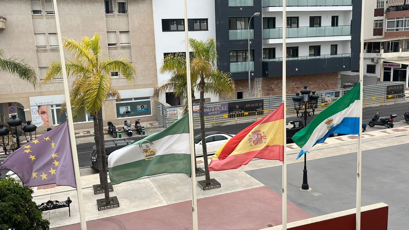 Banderas a media asta en el Ayuntamiento de Torremolinos. Banderas a media asta en el Ayuntamiento de Torremolinos.