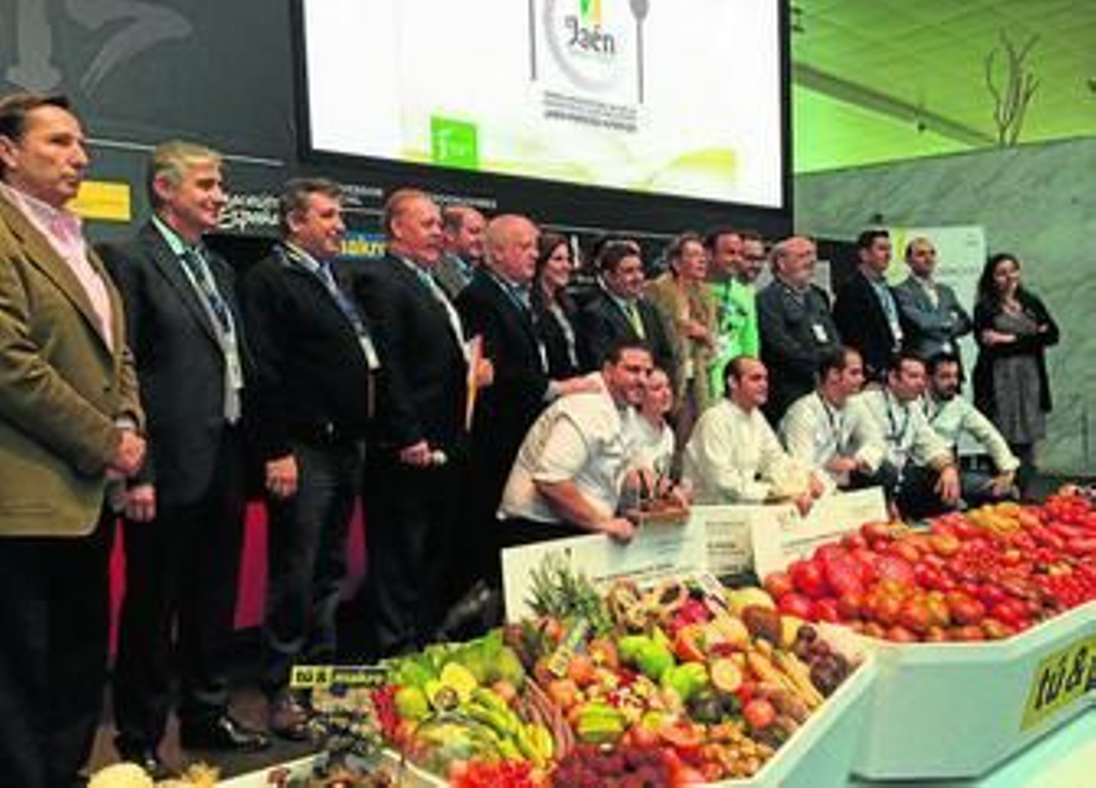 Xanty Elías y los demás chef participantes posan con las autoridades.