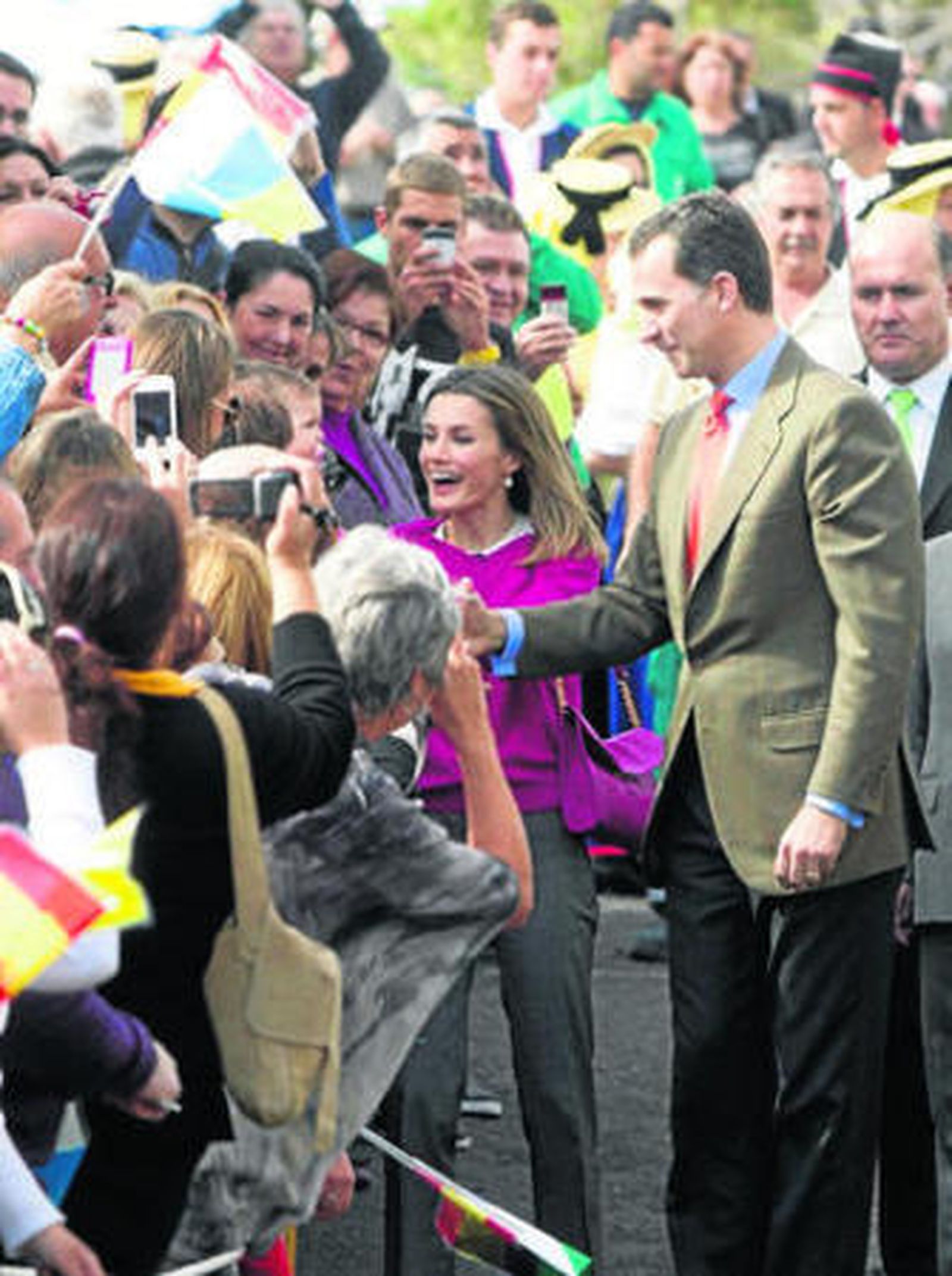 Don Felipe y doña Letizia corresponden al saludo de los habitantes de La Restinga.