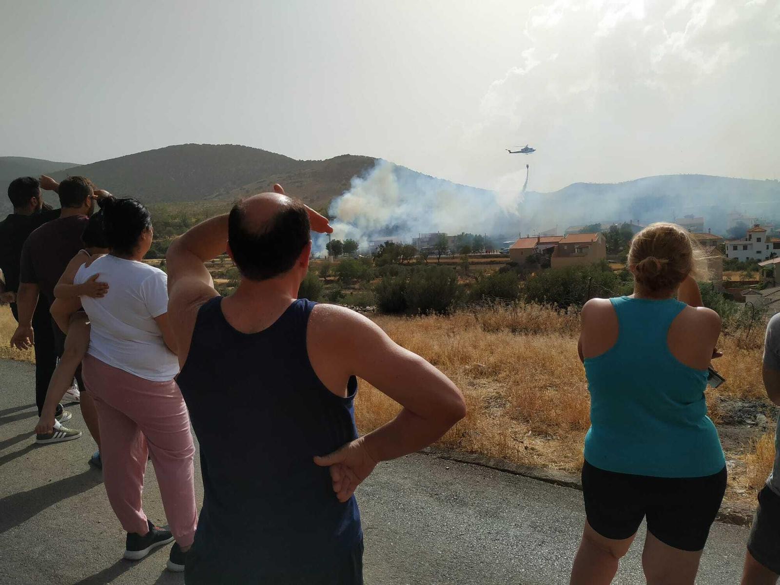 Otro día de incendios forestales en Granada declarado otro fuego en Huénaja