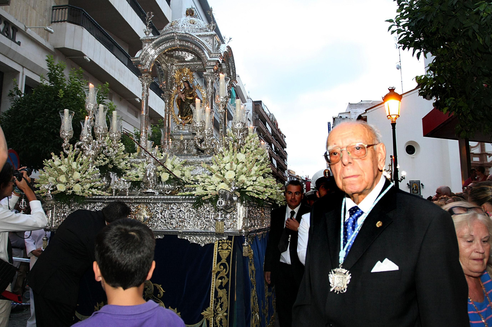 Manuel Silván de la Corte junto a la Virgen de la Cinta, en su procesión de septiembre.