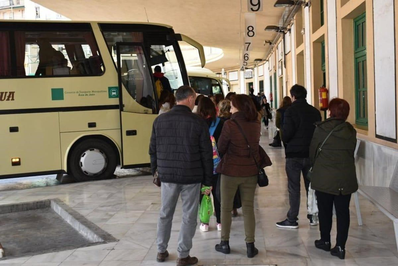 Usuarios de la línea en la Estación de Autobuses de Jaén.
