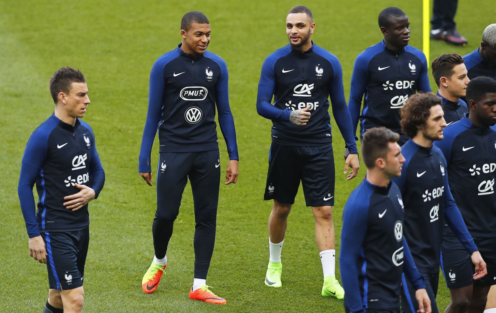 Mbappe, junto a Kurzawa, en el entrenamiento de la selección francesa.