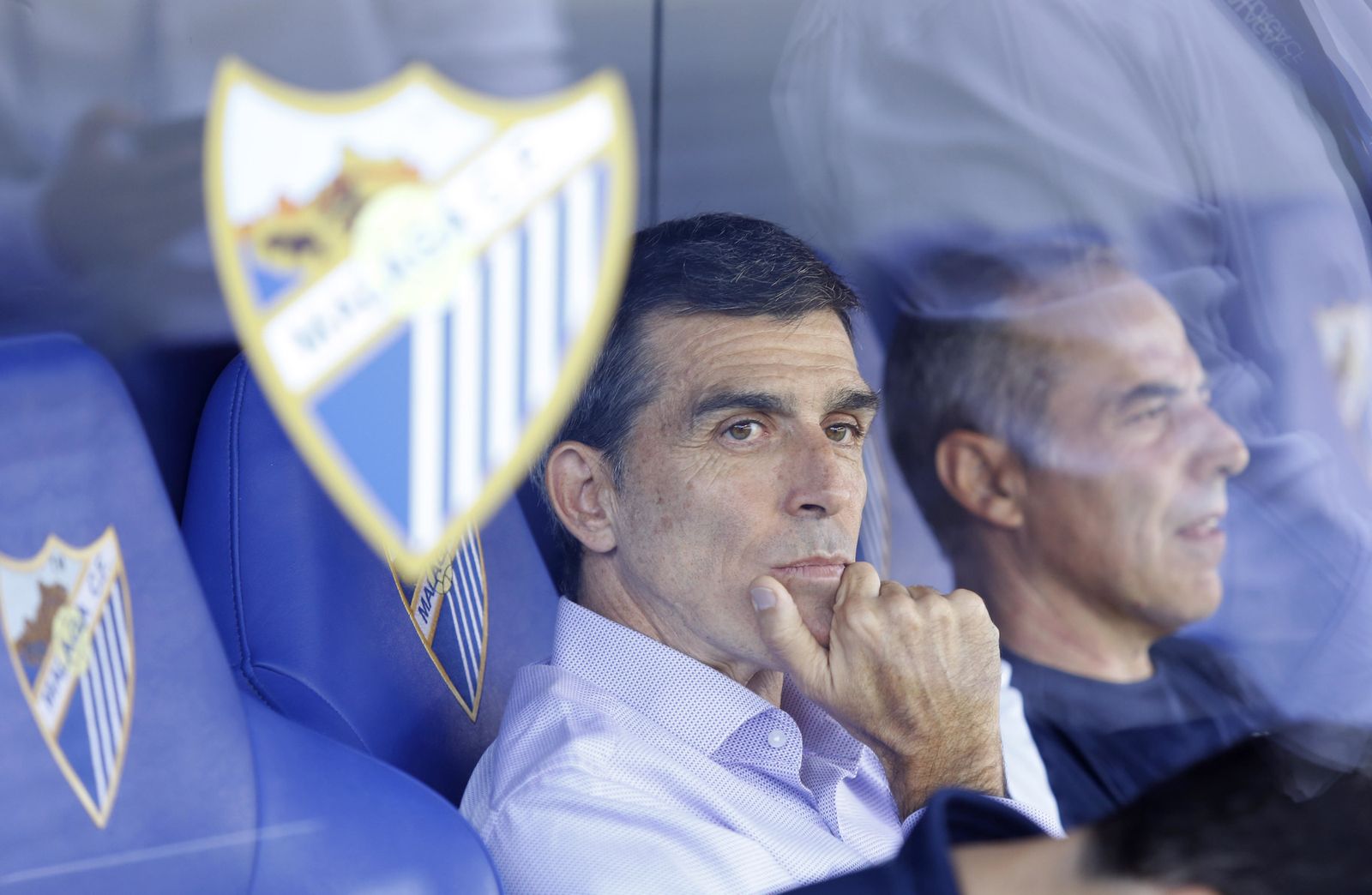 Muñiz, en el banquillo del Málaga CF junto a Enrique Ruiz.