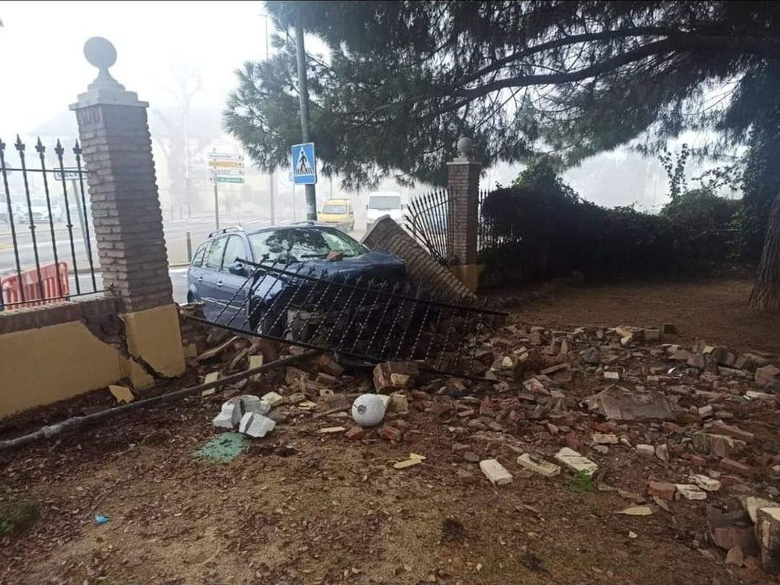 Un coche colisiona contra el muro del parque de los pitufos de San Juan.