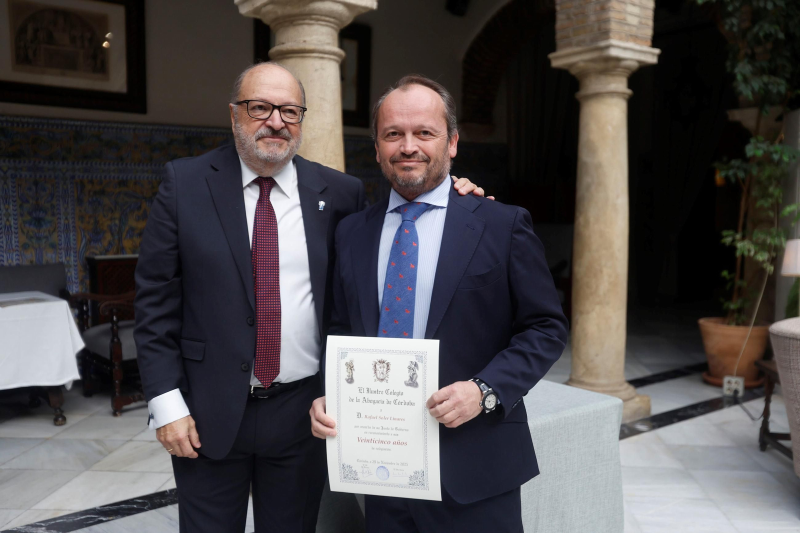 El Colegio de Abogados de Córdoba distingue a los colegiados que cumplen 25 y 50 años de ejercicio, en fotos