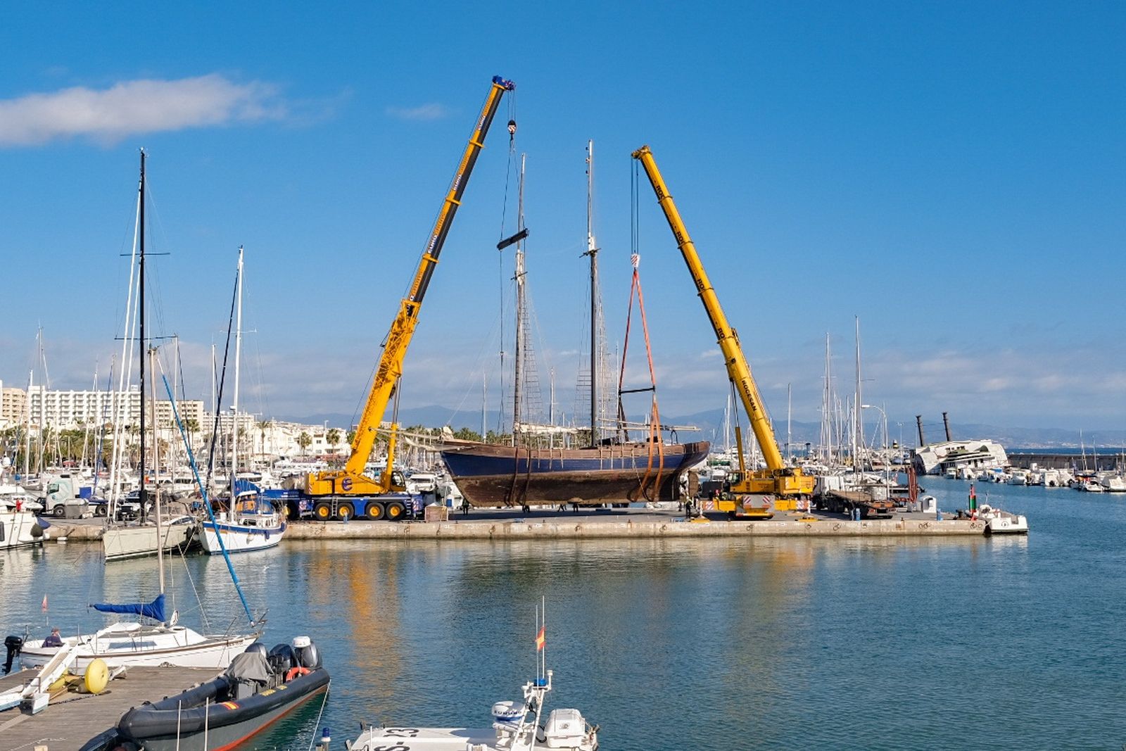 Vista del velero trasladado a dique seco en el Puerto Deportivo de Benalmádena