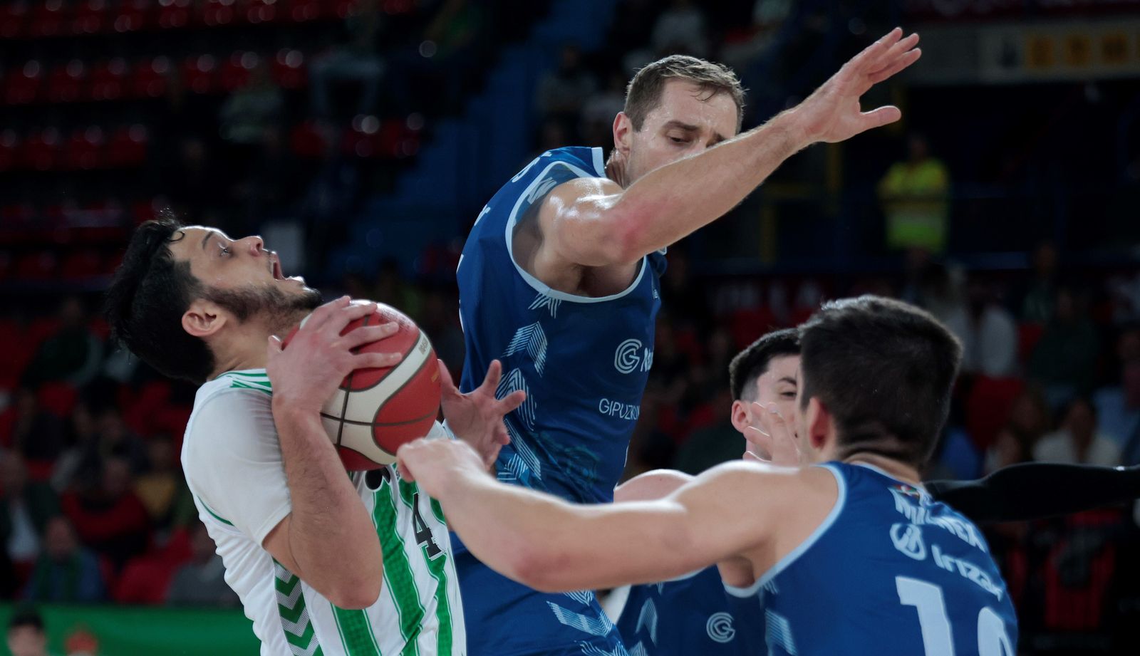 Eddy Polanco pelea con varios jugadores del Gipuzkoa por el balón.