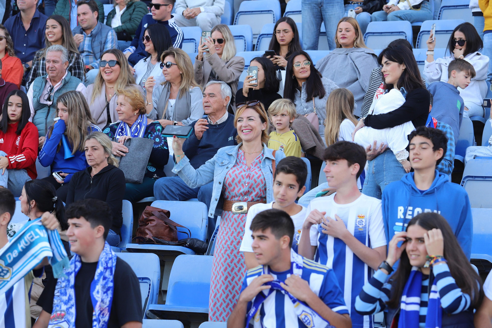 Imágenes del gran ambiente en el Nuevo Colombino para ver el  Recre-Burgos
