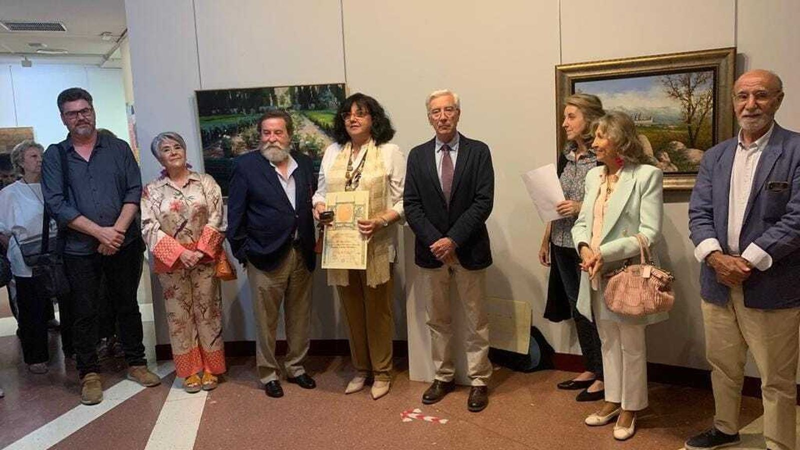La gaditana Carmen Lupión, en el centro, con el diploma que la acredita como ganadora.