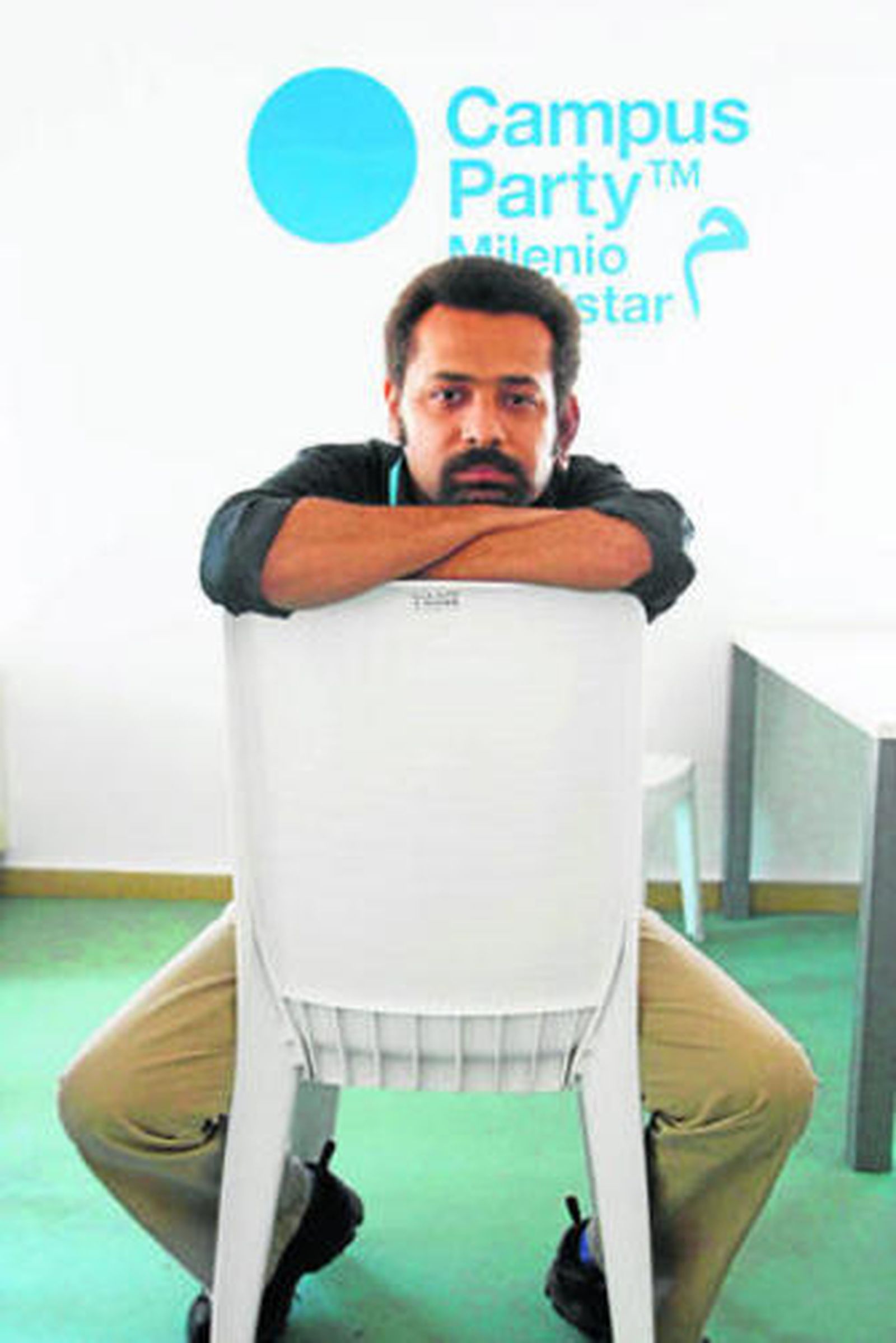 Blogueros con un pie en internet y otro en la calle