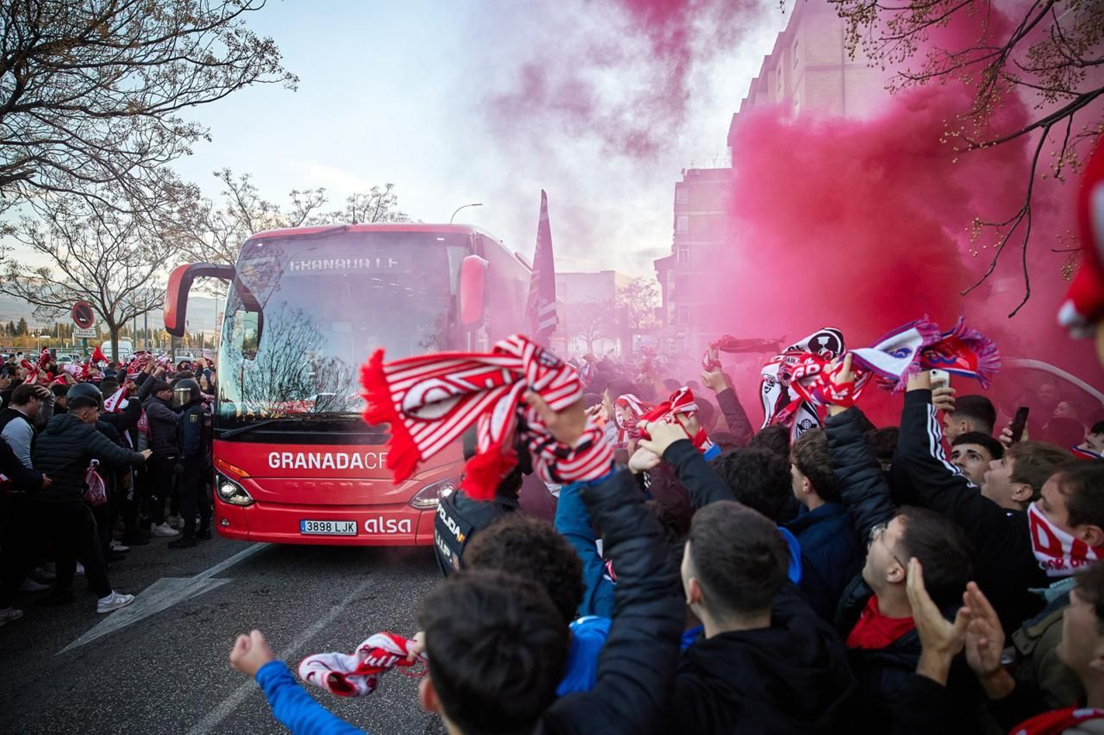 Encuéntrate en el recibimiento y en la grada de Los Cármenes