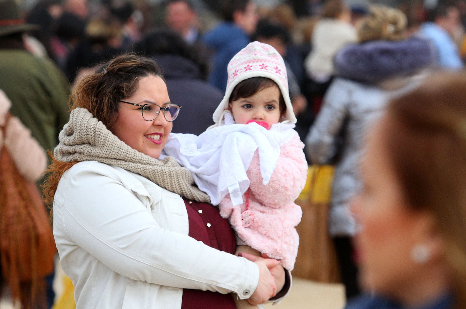 El Rocío celebra La Candelaria con la presentación de los niños a la Virgen, en imágenes