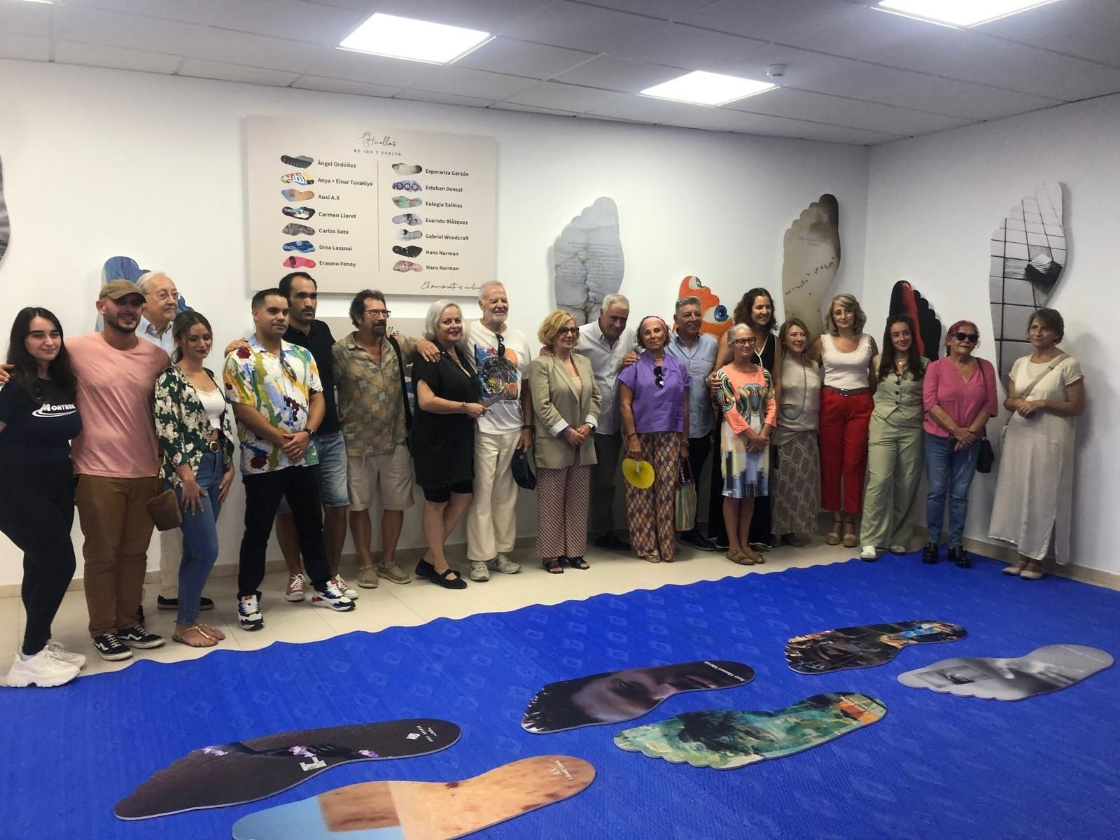 Algunos de los participantes en la exposición junto a Mena, Pintor, Conesa, Esperanza Pérez e Ignacio Trujillo, durante la inauguración.