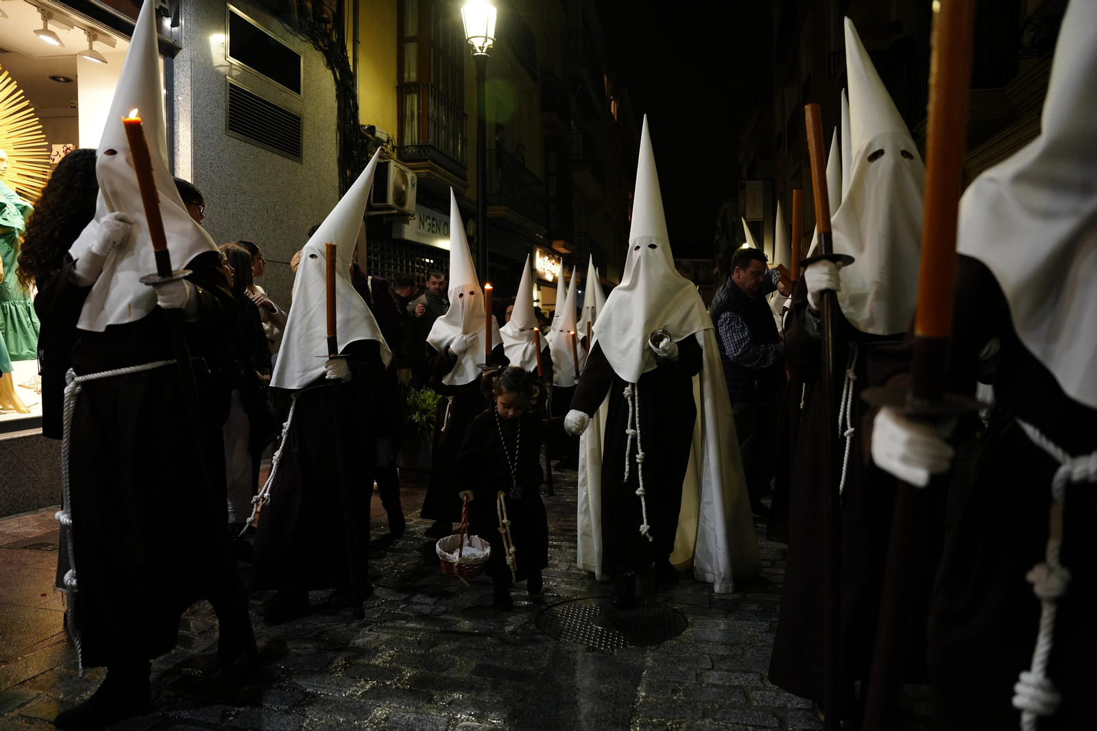 Lunes Santo en Lucena: La Pasión regresa a su templo a causa de la lluvia, en imágenes