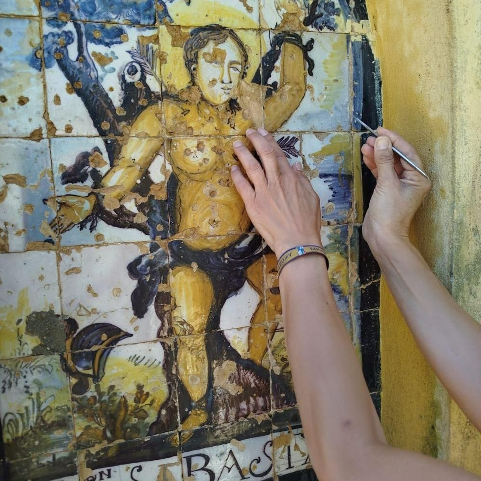 Restauración de uno de los pequeños retablos cerámicos de azulejos trianeros del siglo XVIII